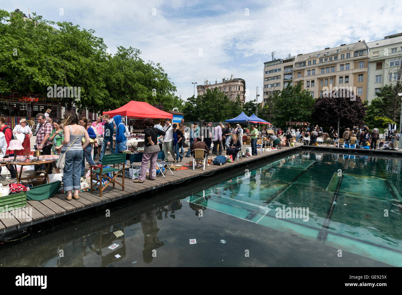 Una domenica di bric-a-brac di vendita di mercato nella piazza Erzsébet (Erzsébet tér). La piazza è la più grande area verde di Budapest in Hung Foto Stock