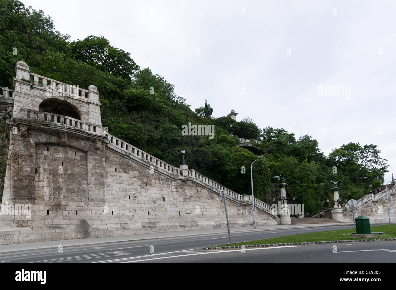 La Grotta della collina di Gellért (Gellérthegyi-barling) fa parte di una rete di grotte all'interno della collina di Gellért a Budapest, Ungheria. Foto Stock