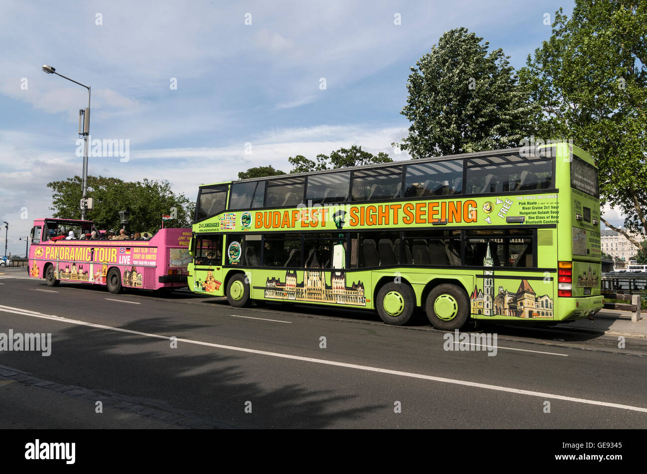 Due autobus turistici Hop-on Hop-Off a Budapest, Ungheria. Foto Stock