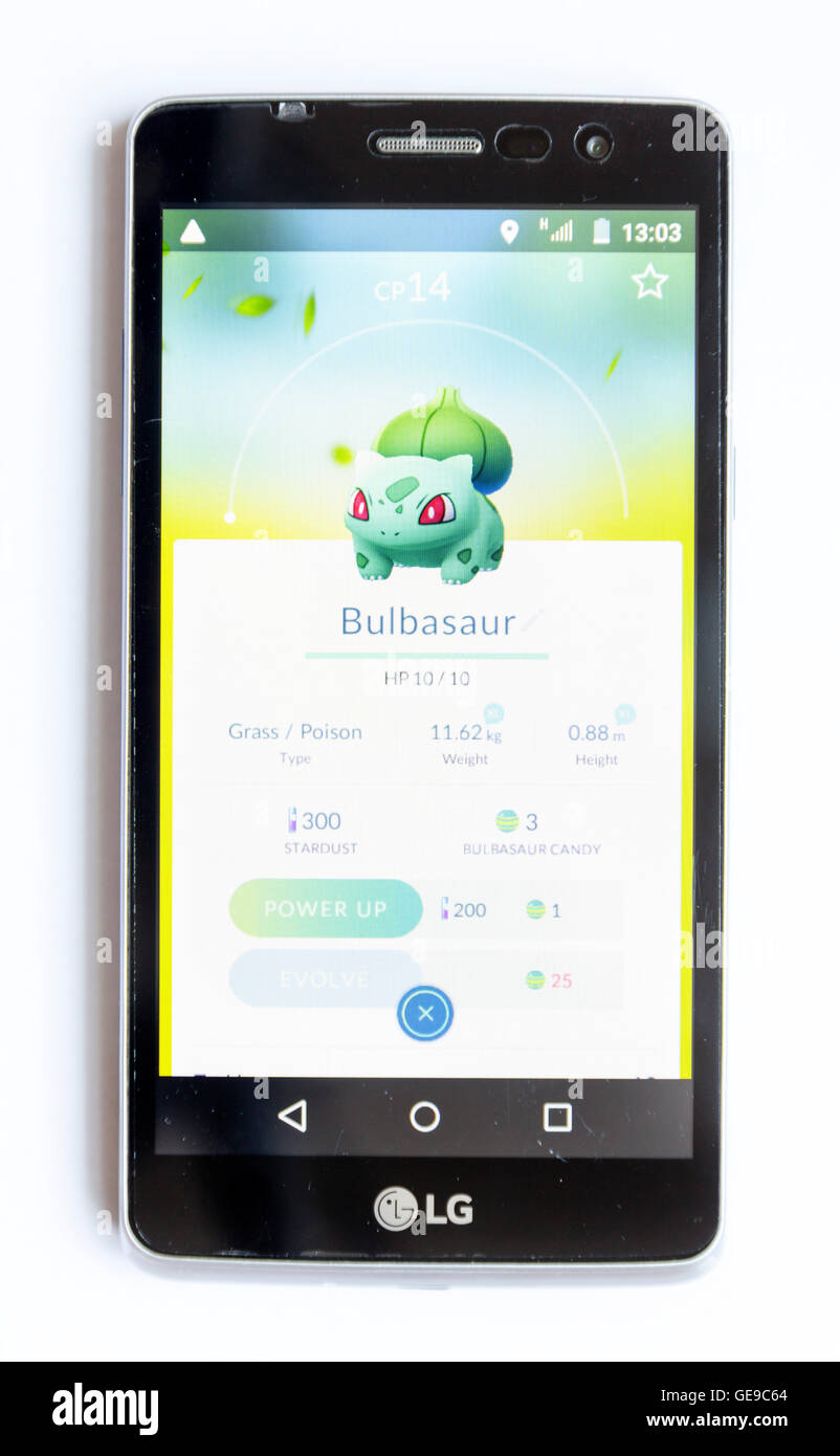 Sofia, Bulgaria - 23 Luglio 2016: un telefono mobile che mostra sullo schermo Pokemon andare augmented reality gioco per cellulare isolato su un bianco b Foto Stock