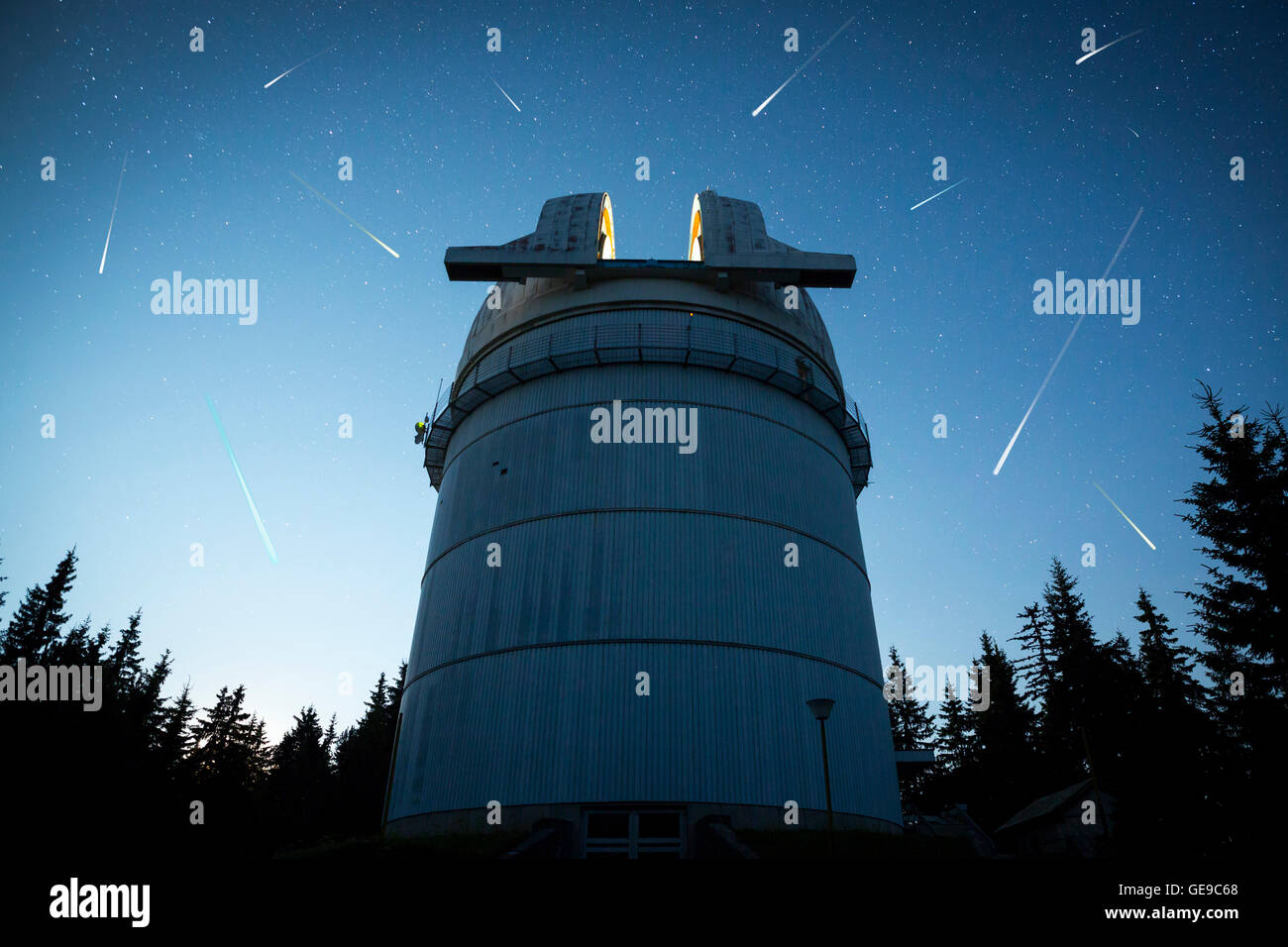 Rozhen osservatorio astronomico sotto il cielo notturno di stelle. Blu cielo con centinaia di stelle della Via Lattea. Nazionale Bulgara Foto Stock
