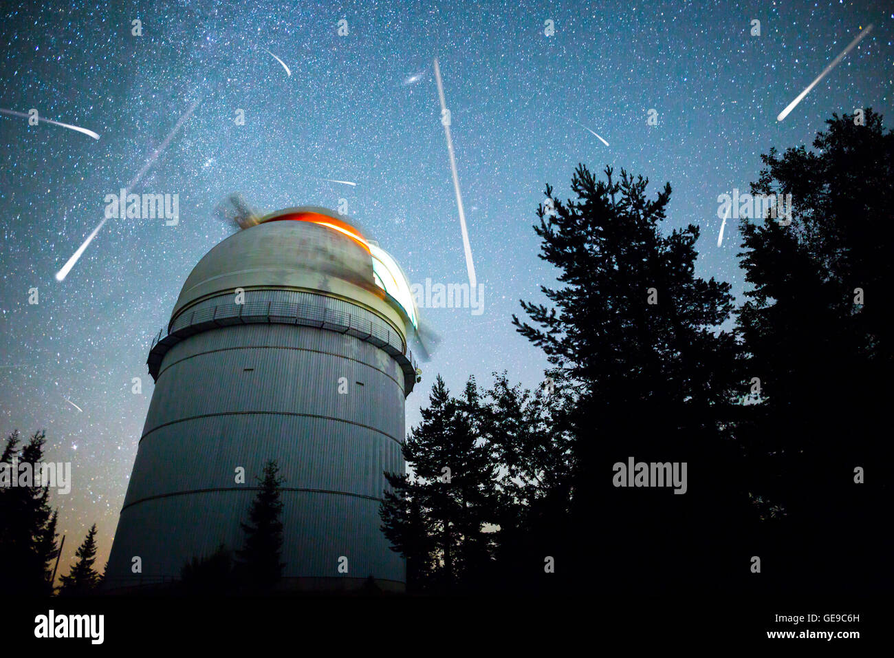 Rozhen osservatorio astronomico sotto il cielo notturno di stelle. Blu cielo con centinaia di stelle della Via Lattea. Nazionale Bulgara Foto Stock