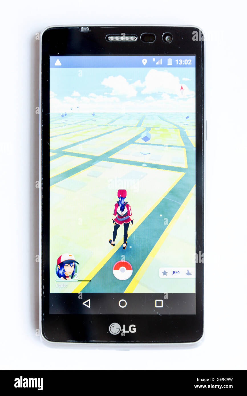 Sofia, Bulgaria - 23 Luglio 2016: un telefono mobile che mostra sullo schermo Pokemon andare augmented reality gioco per cellulare isolato su un bianco b Foto Stock