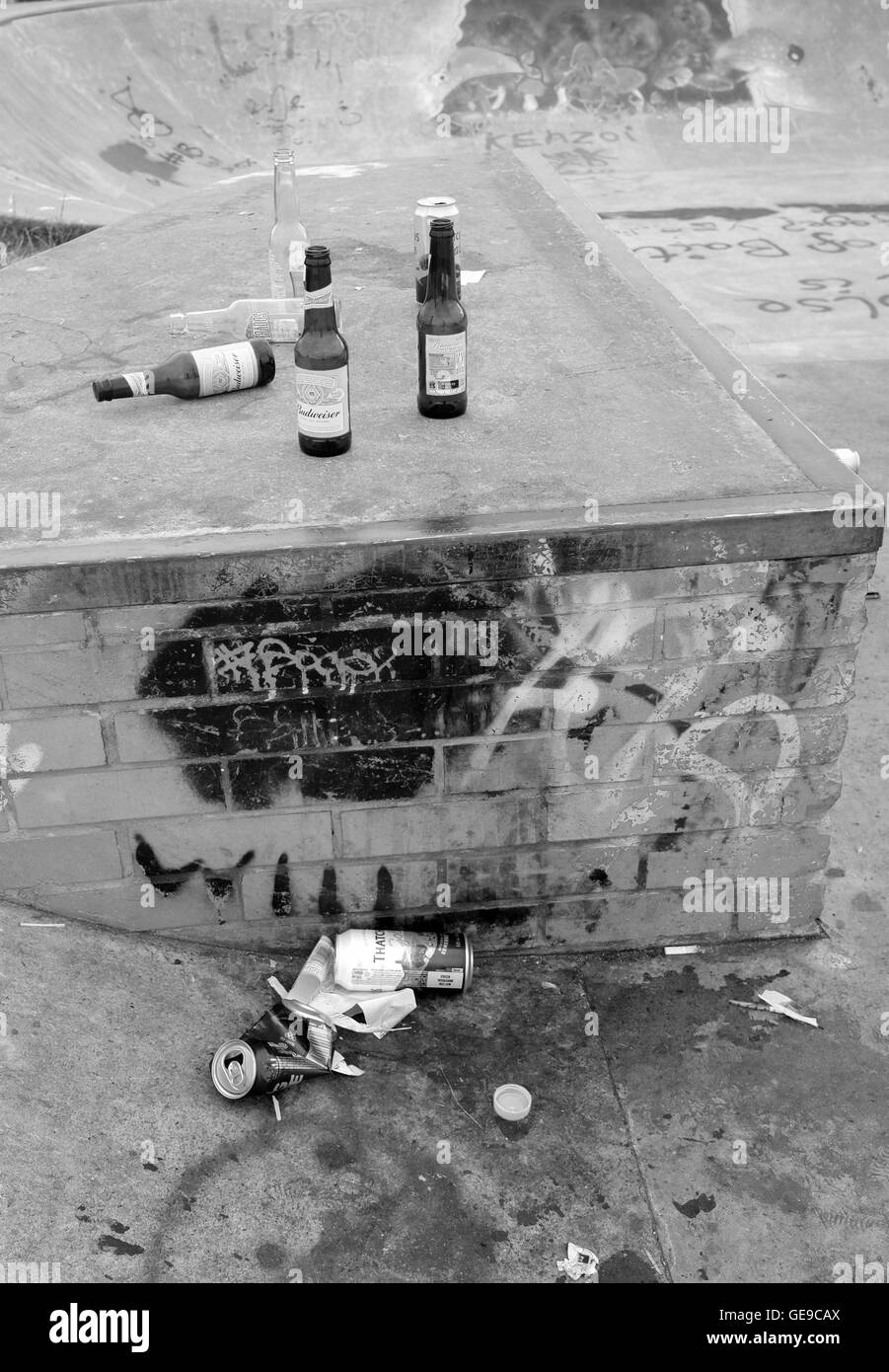 Bottiglie a rifiuti sinistra a skate park dopo una festa all'aperto dal villaggio dei giovani. 23 Luglio 2016 Foto Stock