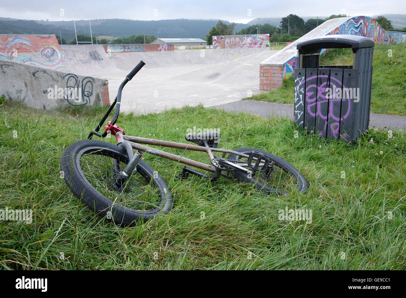 BMX bike lasciato per tutta la notte a skate park a Cheddar, Somerset, Inghilterra. 23 Luglio 2016 Foto Stock