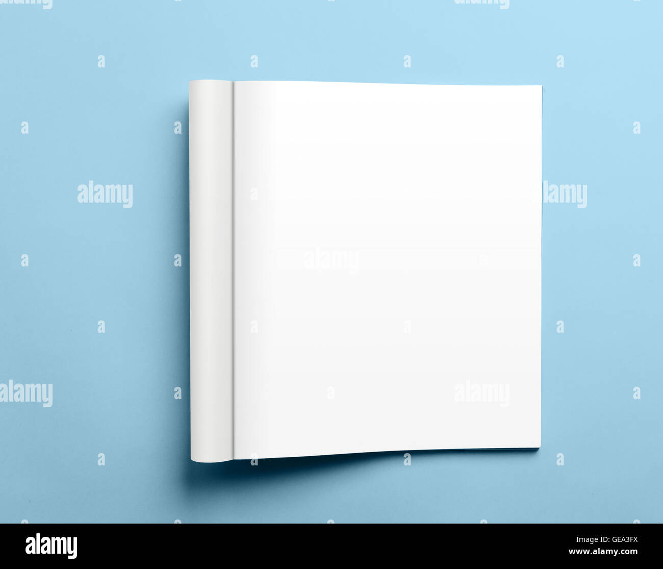 Blank rivista aperta isolata su sfondo blu con percorso di clipping pronto per il tuo artwork Foto Stock