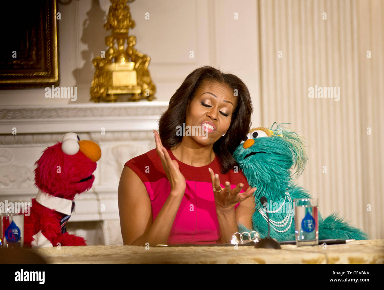 Washington, DC, ottobre 30,2013--First Lady Michelle Obama tiene una conferenza stampa per annunciare una nuova partnership con Seasame Street e la Casa Bianca per promuovere heathy mangiare.ella chat con Elmo, uno di Sesame Street caratteri. Lynch / MediaPunch Inc. Foto Stock