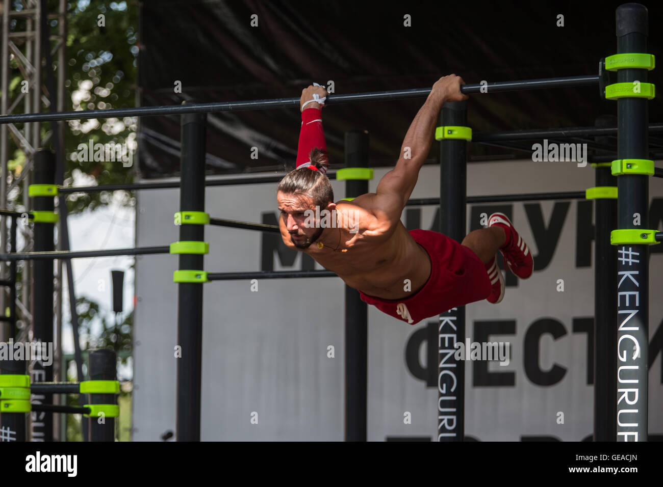 Mosca, Russia. 23 Luglio, 2016. Un atleta esegue durante il Moscow City giochi a Mosca, in Russia, il 23 luglio 2016. Città di Mosca Games ha dato dei calci a fuori di questo sabato. Atleti provenienti da 60 differenti discipline di estrema e casual sportivo riuniti in Luzhniki stadium, celebra il suo sessantesimo anniversario. © Evgeny Sinitsyn/Xinhua/Alamy Live News Foto Stock