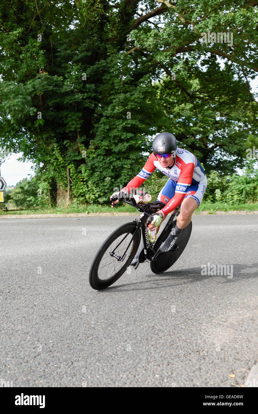 Oxton, Nottinghamshire, Regno Unito. Il 24 luglio, 2016. I concorrenti di tutte le norme di competere nell'estenuante triathlon,nuotare 2.4m,112m bike,e 26.2m. Iniziando e terminando con la Holme pierrepont,National Watersports Centre. Credito: Ian Francesco/Alamy Live News Foto Stock