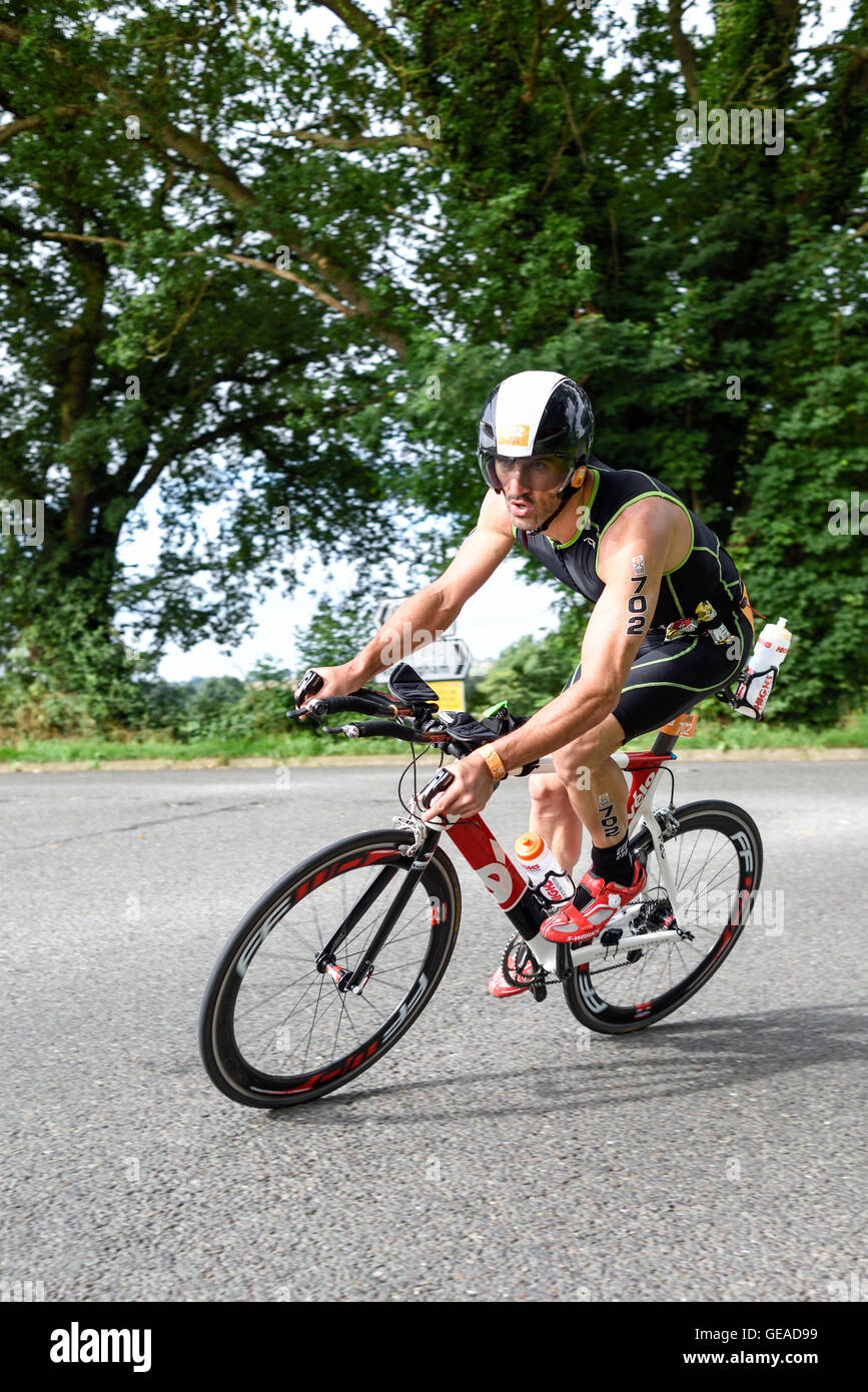 Oxton, Nottinghamshire, Regno Unito. Il 24 luglio, 2016. I concorrenti di tutte le norme di competere nell'estenuante triathlon,nuotare 2.4m,112m bike,e 26.2m. Iniziando e terminando con la Holme pierrepont,National Watersports Centre. Credito: Ian Francesco/Alamy Live News Foto Stock