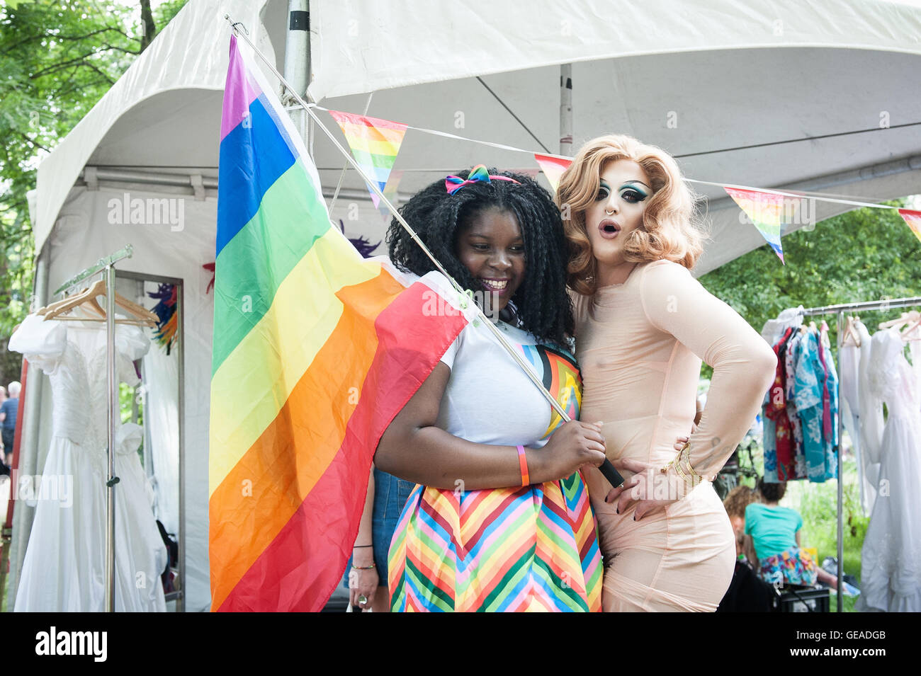 Amsterdam, Paesi Bassi. 23 Luglio, 2016. Questo anno EuroPride è celebrata in Amsterdam, da sabato 23 luglio fino a domenica 7 agosto 2016. Ogni anno il sabato rosa è in viaggio per un'altra città in Europa, l'ultima volta che Amsterdam ha organizzato questo era 22 anni fa nel 1994. Quest'anno l'evento ha il motto ''unire la nostra libertà". Essi avviare rosa sabato al Vondelpark, il più famoso Parc in Amsterdam sarà la colorazione rosa questo giorno. Credito: Romy Arroyo Fernandez/Alamy Live News Foto Stock