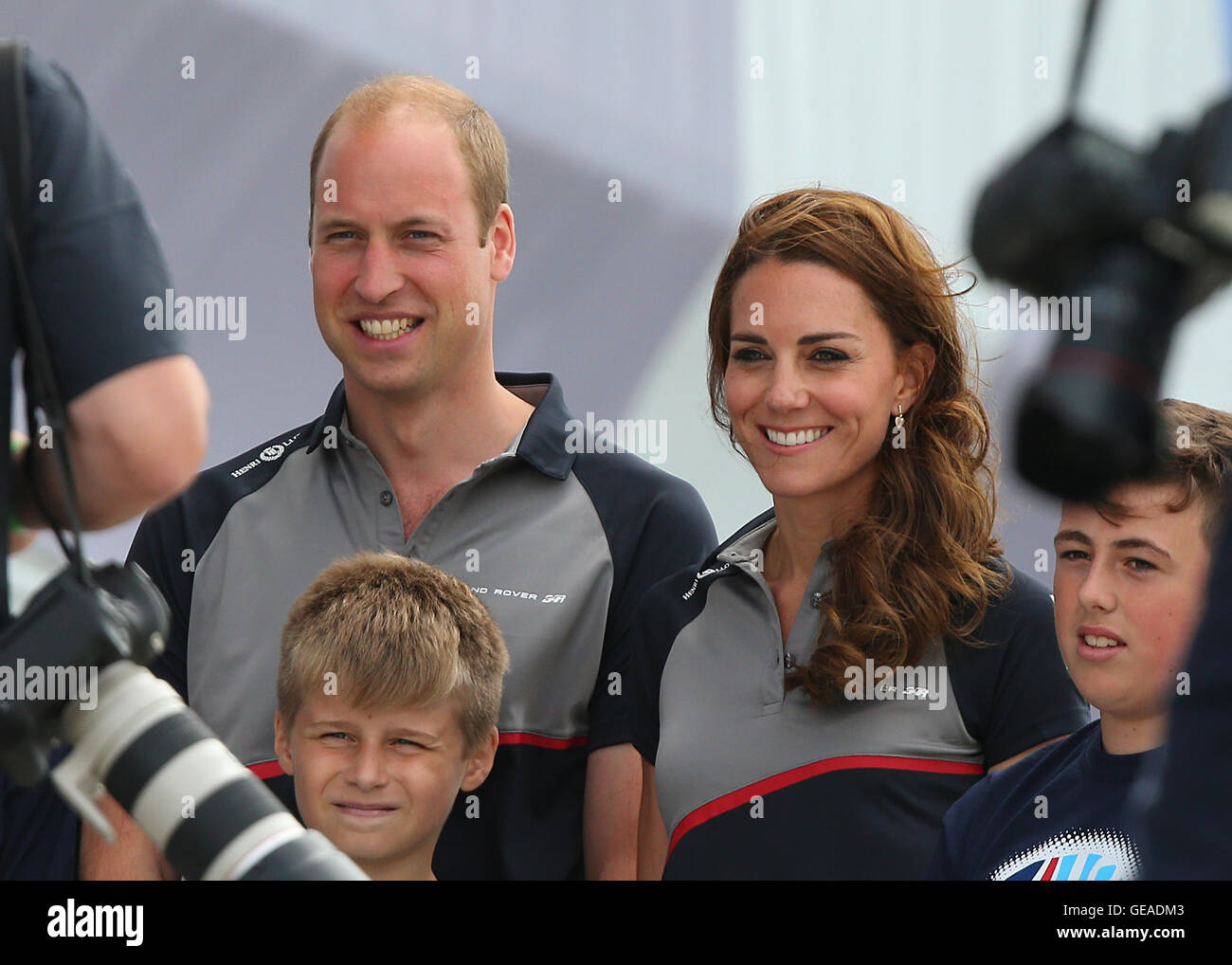 Il porto di Portsmouth, Portsmouth, Regno Unito. Il 24 luglio, 2016. Louis Vuitton Americas Cup World Series Yacht Racing. Il Duca e la Duchessa di Cambridge incontra gli ospiti dell'Americas Cup prima di iniziare il giorno di gara 2 © Azione Sport Plus/Alamy Live News Foto Stock