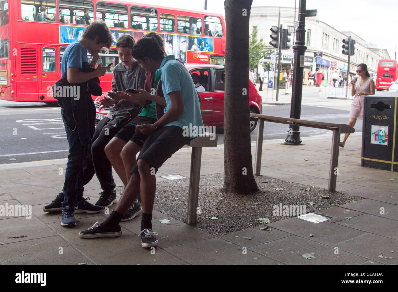 Il torneo di Wimbledon di Londra, Regno Unito. Il 24 luglio 2016. Pokemon gli appassionati di gioco di assemblaggio con i loro dispositivi smartphone Wimbledon in centro città per la cattura di Pokemons come Pokemon mania spazza il paese Credito: amer ghazzal/Alamy Live News Foto Stock