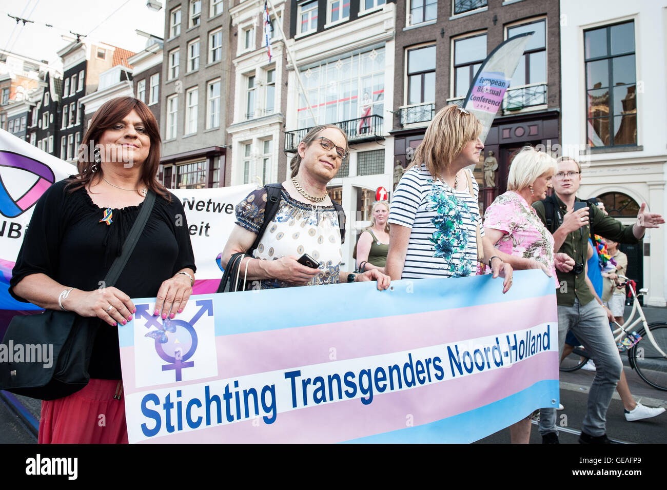 Amsterdam, Paesi Bassi. 23 Luglio, 2016. Questo anno EuroPride è celebrata in Amsterdam, da sabato 23 luglio fino a domenica 7 agosto 2016. Ogni anno il sabato rosa è in viaggio per un'altra città in Europa, l'ultima volta che Amsterdam ha organizzato questo era 22 anni fa nel 1994. Quest'anno l'evento ha il motto ''unire la nostra libertà". Come un segno contro l'omofobia e lotta per la tolleranza e il rispetto che la passeggiata inizia dal Vondelpark a 19.00 hr, il percorso sarà andare dritto attraverso il centro di Amsterdam e si concluderà in piazza Dam. Credito: Romy Arroyo Fernandez/Alamy Live News Foto Stock