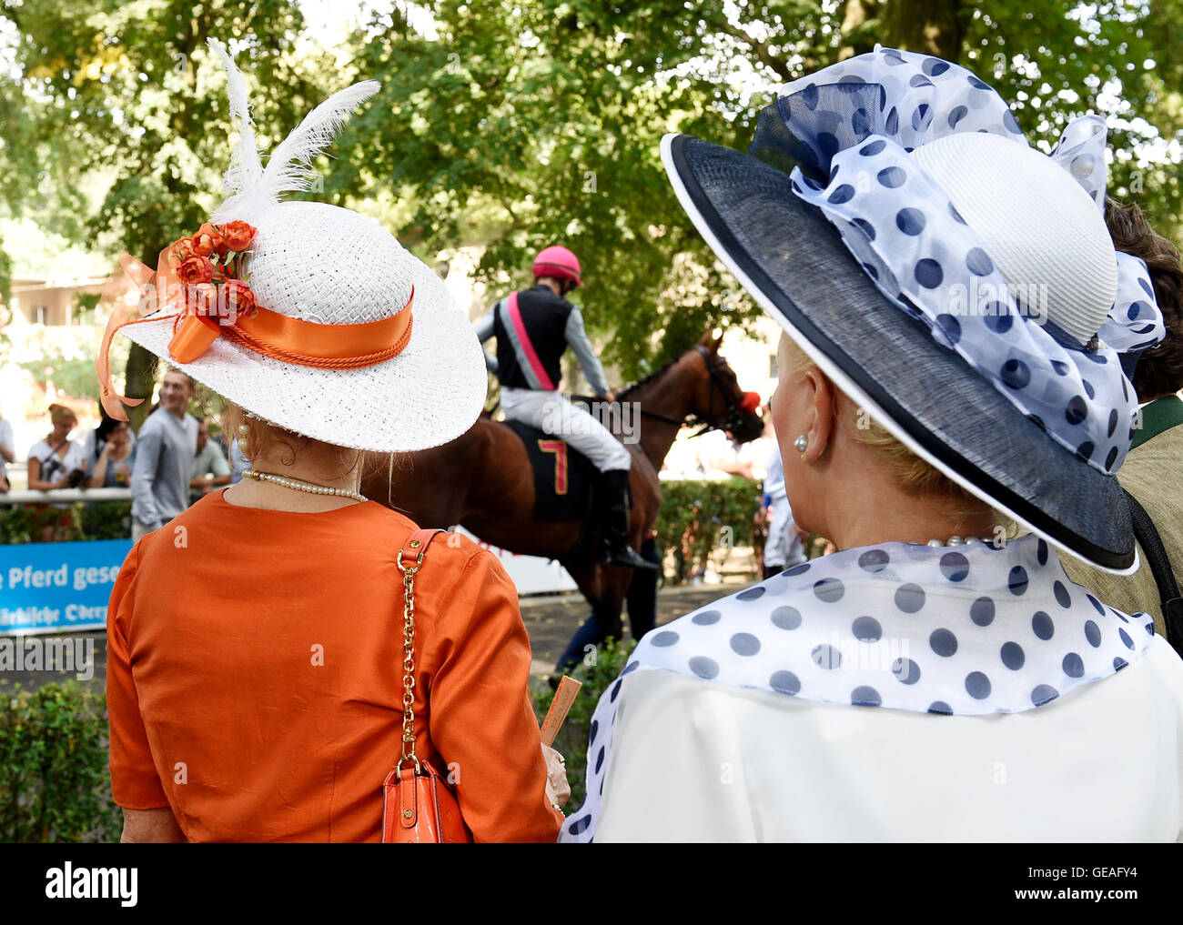 Gli spettatori seguono la avviare i preparativi durante l'evento di Sprint del Grand Prix incontro a Hoppegarten, Germania, 24 luglio 2016. Foto: Rainer Jensen/dpa Foto Stock