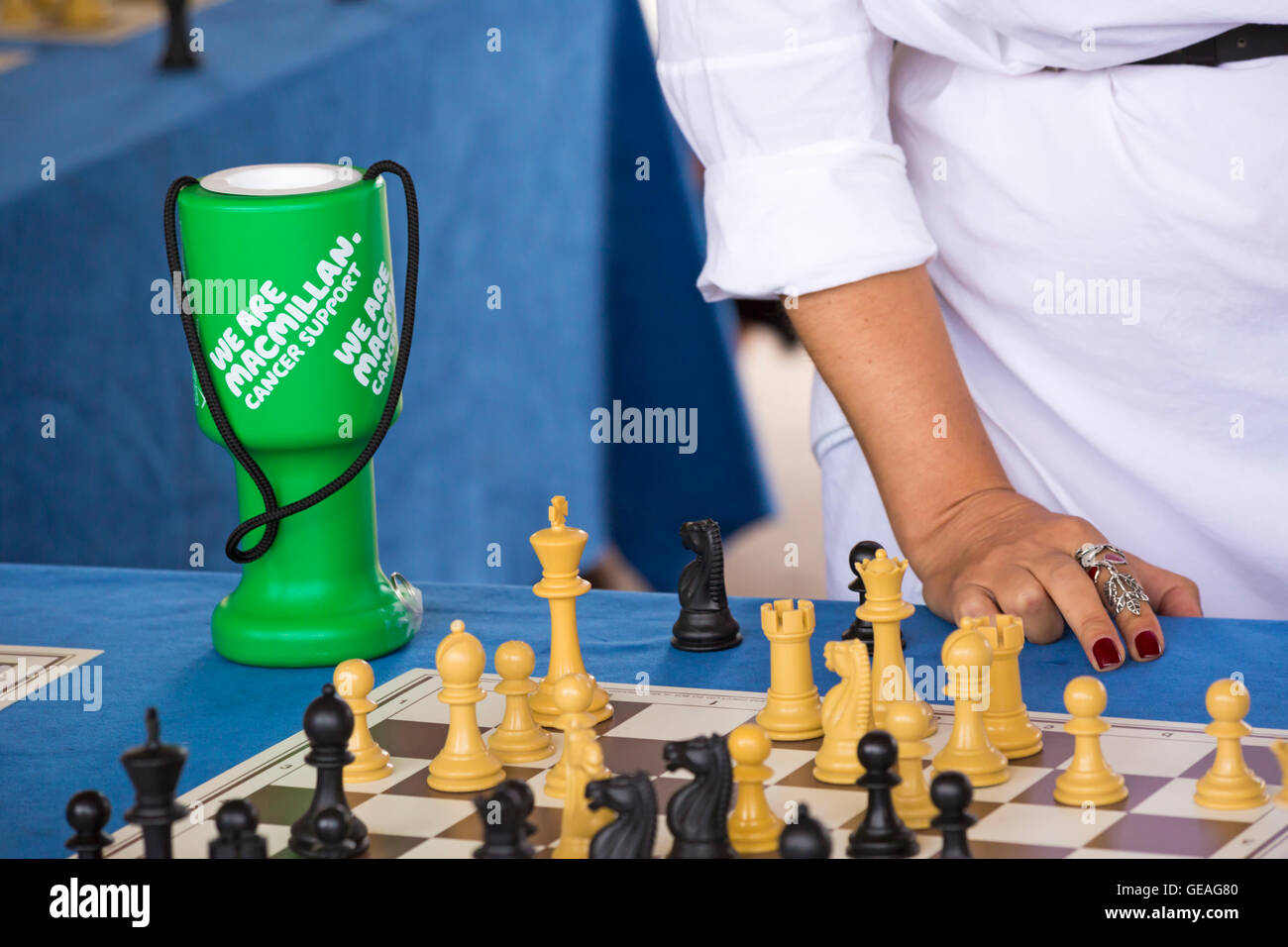 Bournemouth Dorset, Regno Unito. Il 24 luglio 2016. Meri di scacchi simultanea esposizione in Bournemouth con meri Grigoryan, una donna FIDE Maestro che è a ovest di Londra a scacchi membro del Club e un ECF Accredited Coach. Meri riproduce fino a 15 giocatori in un momento, la raccolta di fondi per la Macmillan Cancer Support Credit: Carolyn Jenkins/Alamy Live News Foto Stock
