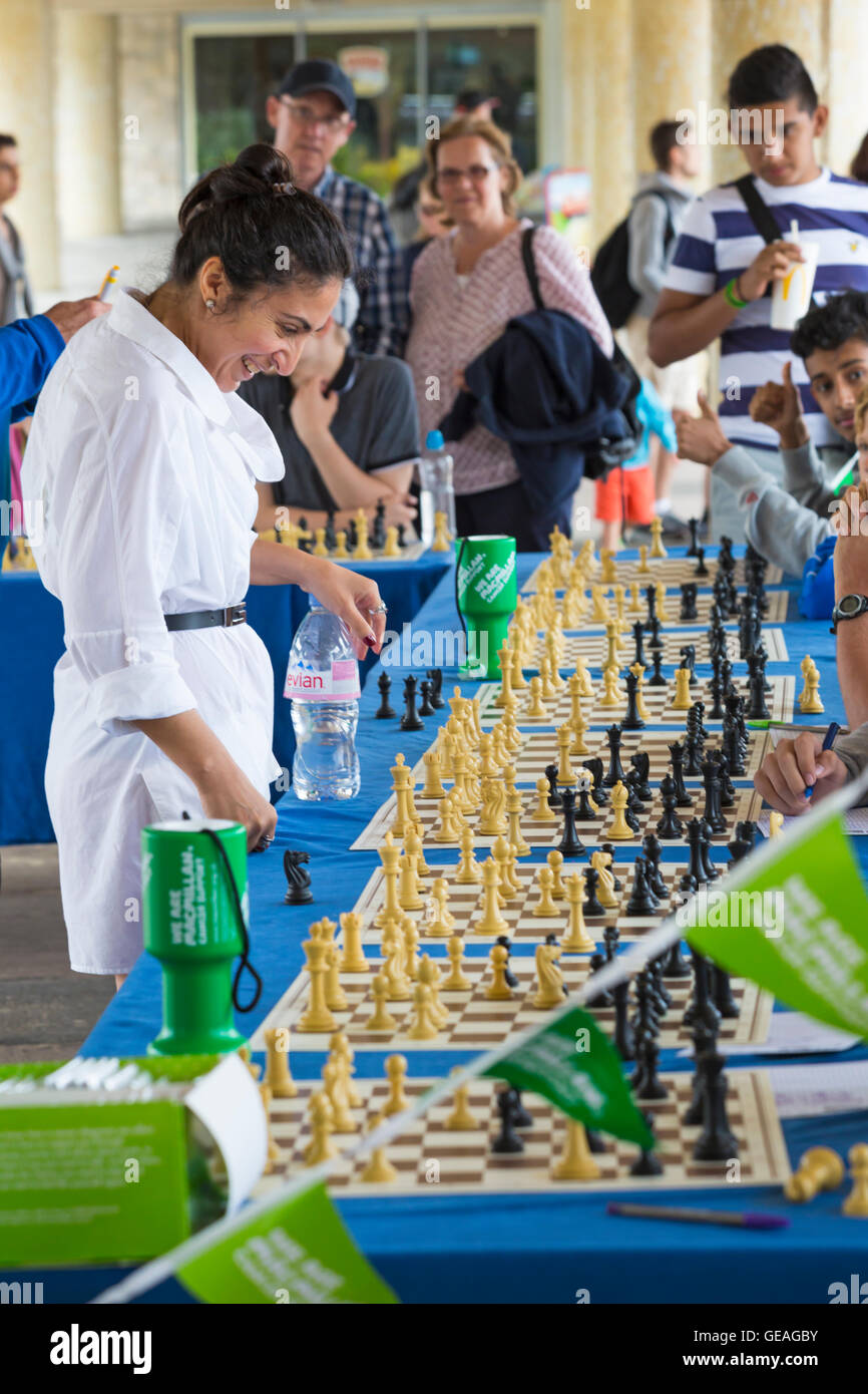 Bournemouth Dorset, Regno Unito. Il 24 luglio 2016. Meri di scacchi simultanea esposizione in Bournemouth con meri Grigoryan, una donna FIDE Maestro che è a ovest di Londra a scacchi membro del Club e un ECF Accredited Coach. Meri riproduce fino a 15 giocatori in un momento, la raccolta di fondi per la Macmillan Cancer Support Credit: Carolyn Jenkins/Alamy Live News Foto Stock