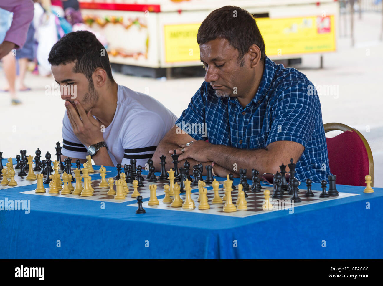 Bournemouth Dorset, Regno Unito. Il 24 luglio 2016. Meri di scacchi simultanea esposizione in Bournemouth con meri Grigoryan, una donna FIDE Maestro che è a ovest di Londra a scacchi membro del Club e un ECF Accredited Coach. Meri riproduce fino a 15 giocatori in un momento, la raccolta di fondi per la Macmillan Cancer Support Credit: Carolyn Jenkins/Alamy Live News Foto Stock