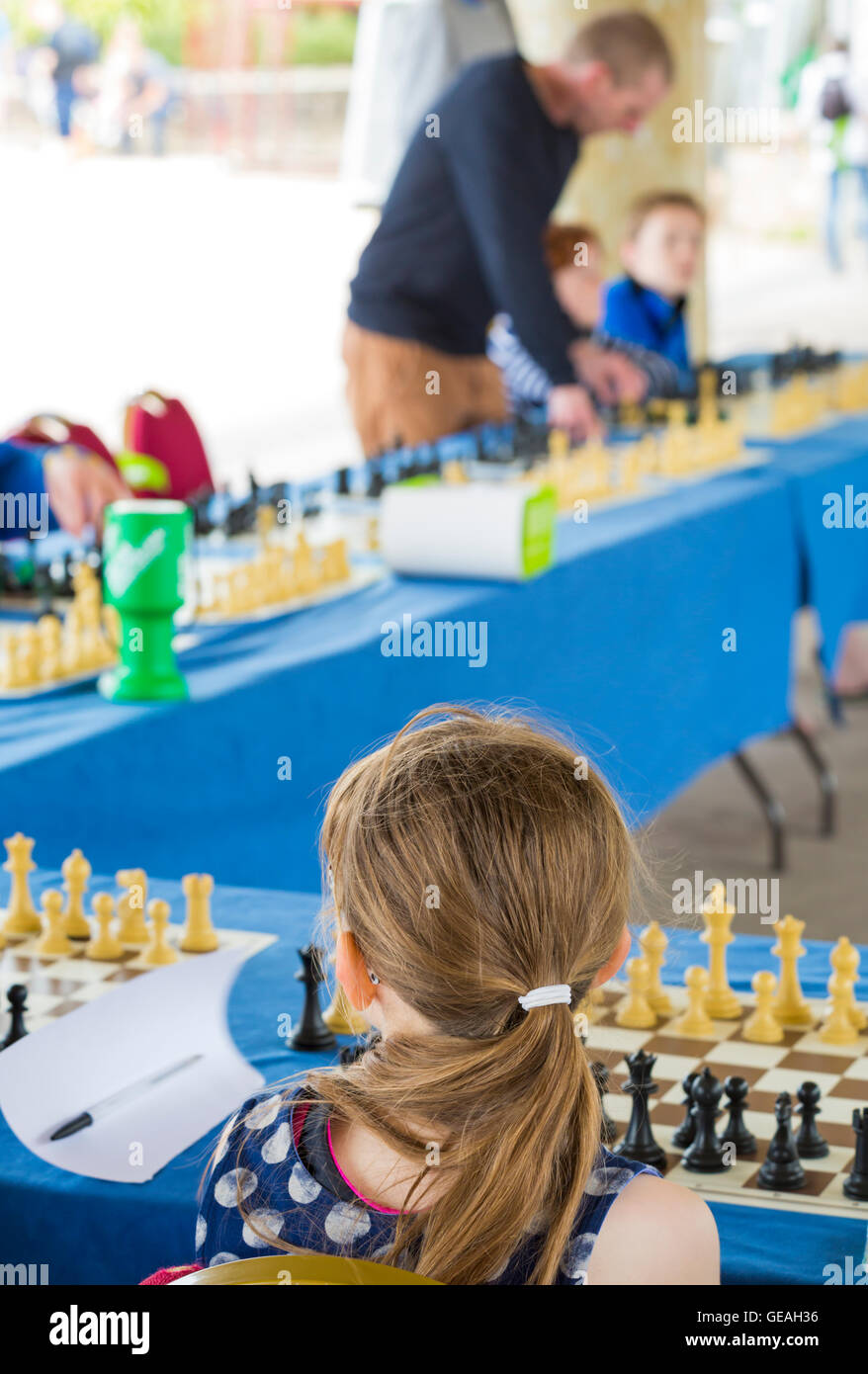 Bournemouth Dorset, Regno Unito. Il 24 luglio 2016. Meri di scacchi simultanea esposizione in Bournemouth con meri Grigoryan, una donna FIDE Maestro che è a ovest di Londra a scacchi membro del Club e un ECF Accredited Coach. Meri riproduce fino a 15 giocatori in un momento, la raccolta di fondi per la Macmillan Cancer Support Credit: Carolyn Jenkins/Alamy Live News Foto Stock