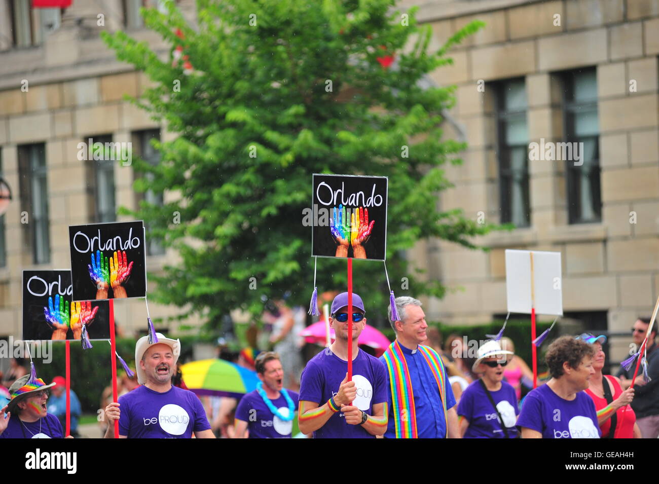 London, Ontario, Canada. Il 24 luglio, 2016. Indicazioni per la commemorazione del tiro di Orlando sono tenuti al ventiduesimo Pride Parade in London Ontario. Migliaia di persone rivestite le vie del Centro per visualizzare la processione di oltre un centinaio di galleggianti che costituisce il culmine di dieci giorni di orgoglio celebrazioni in tutta la città con opere d'arte, film e musica eventi. Credito: Jonny bianco/Alamy Live News Foto Stock