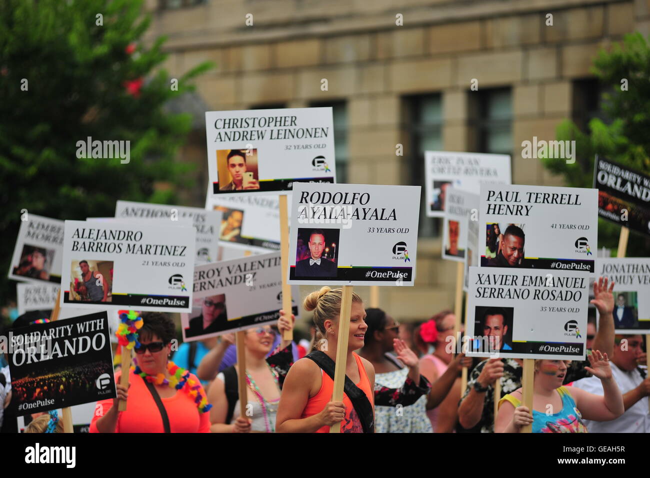 London, Ontario, Canada. Il 24 luglio, 2016. Indicazioni per la commemorazione del tiro di Orlando sono tenuti al ventiduesimo Pride Parade in London Ontario. Migliaia di persone rivestite le vie del Centro per visualizzare la processione di oltre un centinaio di galleggianti che costituisce il culmine di dieci giorni di orgoglio celebrazioni in tutta la città con opere d'arte, film e musica eventi. Credito: Jonny bianco/Alamy Live News Foto Stock