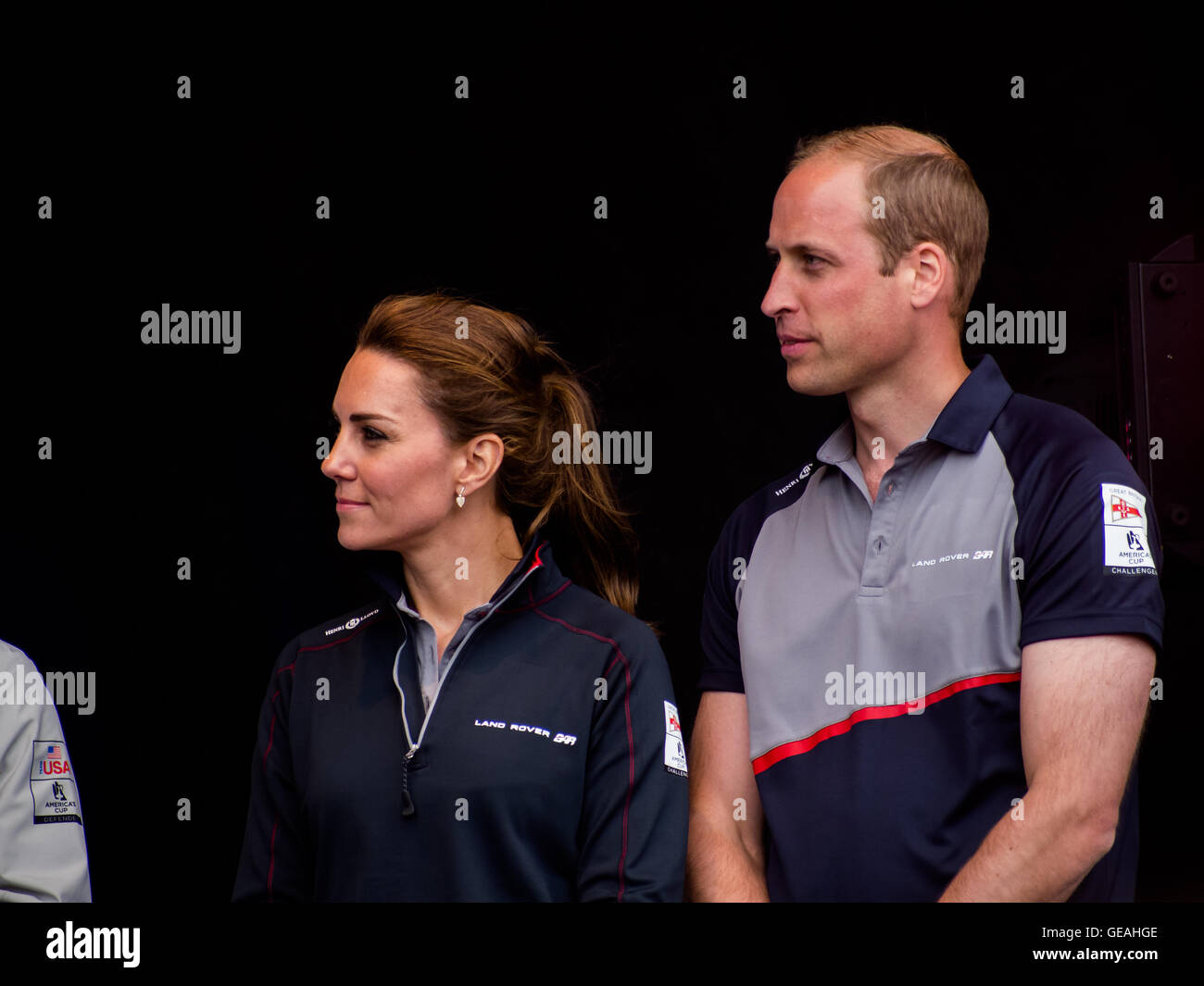 Portsmouth, Regno Unito, 24 luglio 2016. Il Duca e la Duchessa di Cambridge ascoltare come Sir Ben Ainslie parla ai tifosi all'Americas Cup World Series a Portsmouth. Credito: simon evans/Alamy Live News Foto Stock