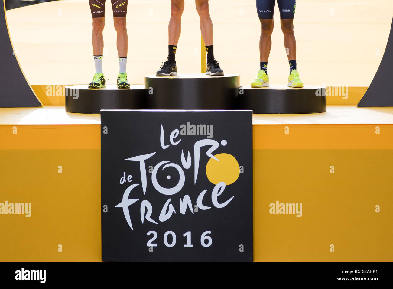 Il 24 luglio, 2016. Chris Froome (Team Sky), Romain Bardet (AG2R La Mondiale), e Nairo Quintana (Movistar) stand in cima 1a, 2a, e 3 piazzamenti a podio, rispettivamente. John Kavouris/Alamy Live News Foto Stock