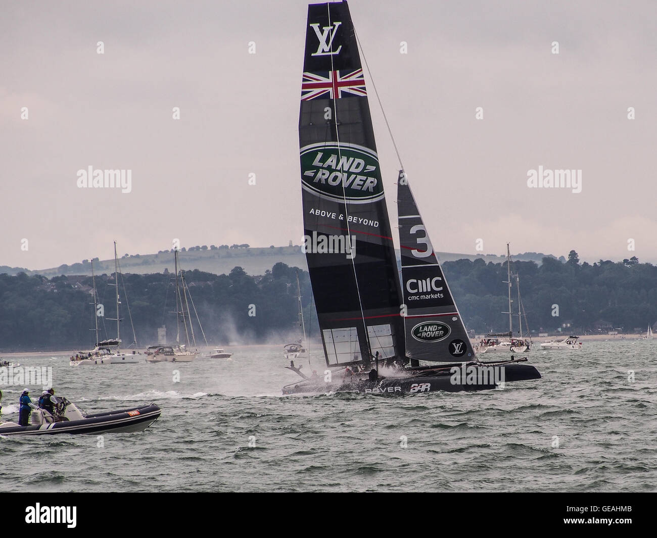 Portsmouth, Regno Unito, 24 luglio 2016. land rover bar pick up alcuni spray durante la seconda giornata di gara all'Americas Cup world series a Portsmouth. bar è andato a vincere la regata. Credito: simon evans/alamy live news Foto Stock