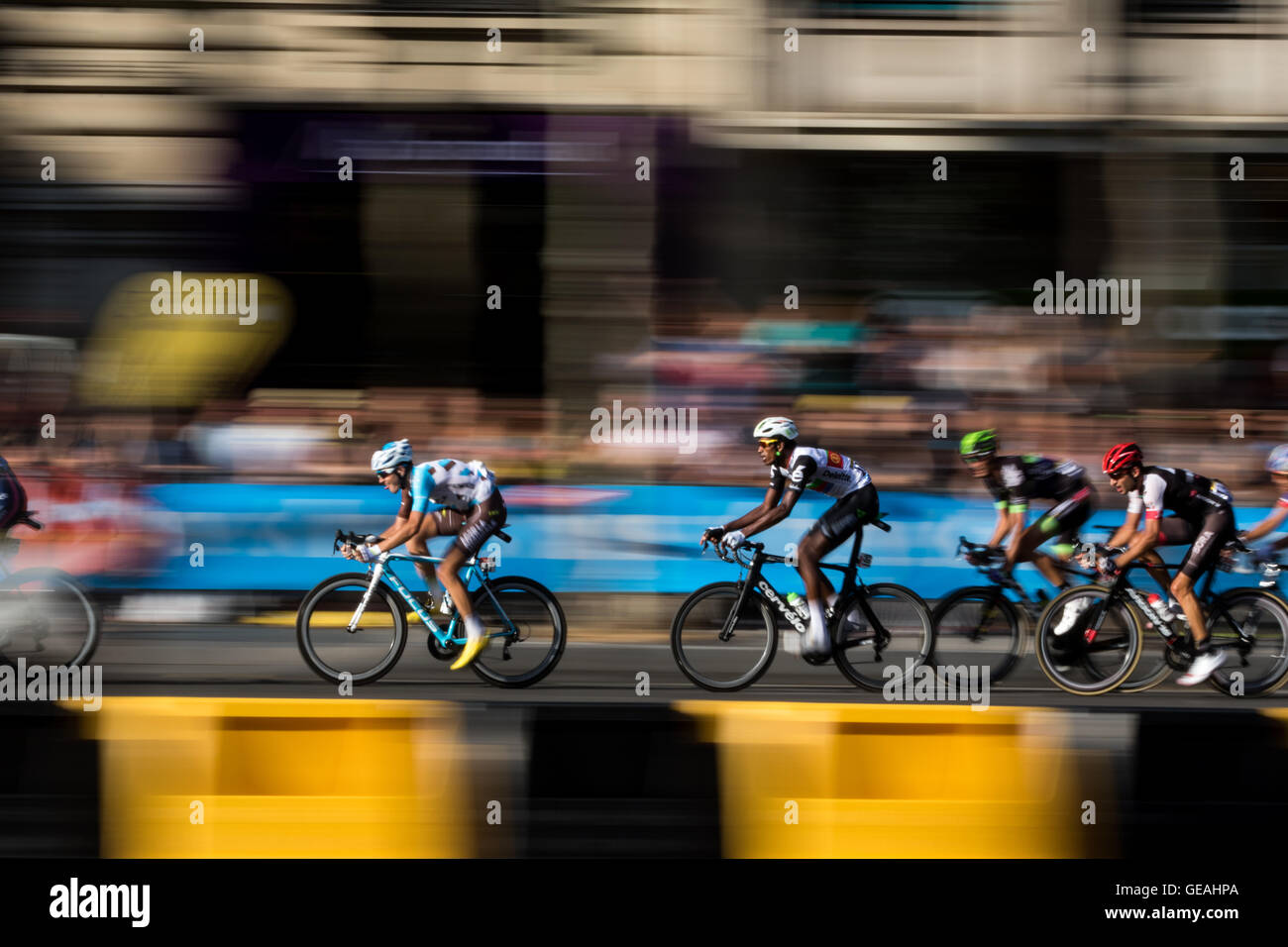 Parigi, Francia. Il 24 luglio, 2016. Il 24 luglio, 2016. Parigi, FR. Il gruppo di disinnesto velocità precedendo il peloton intorno all'Arc de Triomphe. Credito: Giovanni Kavouris/Alamy Live News Foto Stock