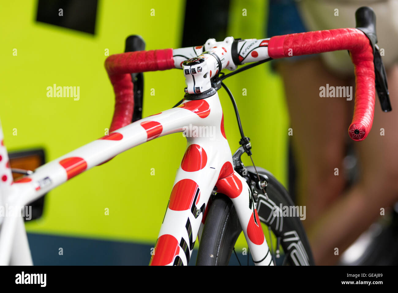 Il 24 luglio, 2016. Chantilly, FR. Il team Tinkoff svela un custom polka dot dipinte di Tarmac specializzati per celebrare Rafal Majka vincendo la classificazione di arrampicata. Nella foto: cockpit dettaglio. Credito: Giovanni Kavouris/Alamy Live News Foto Stock