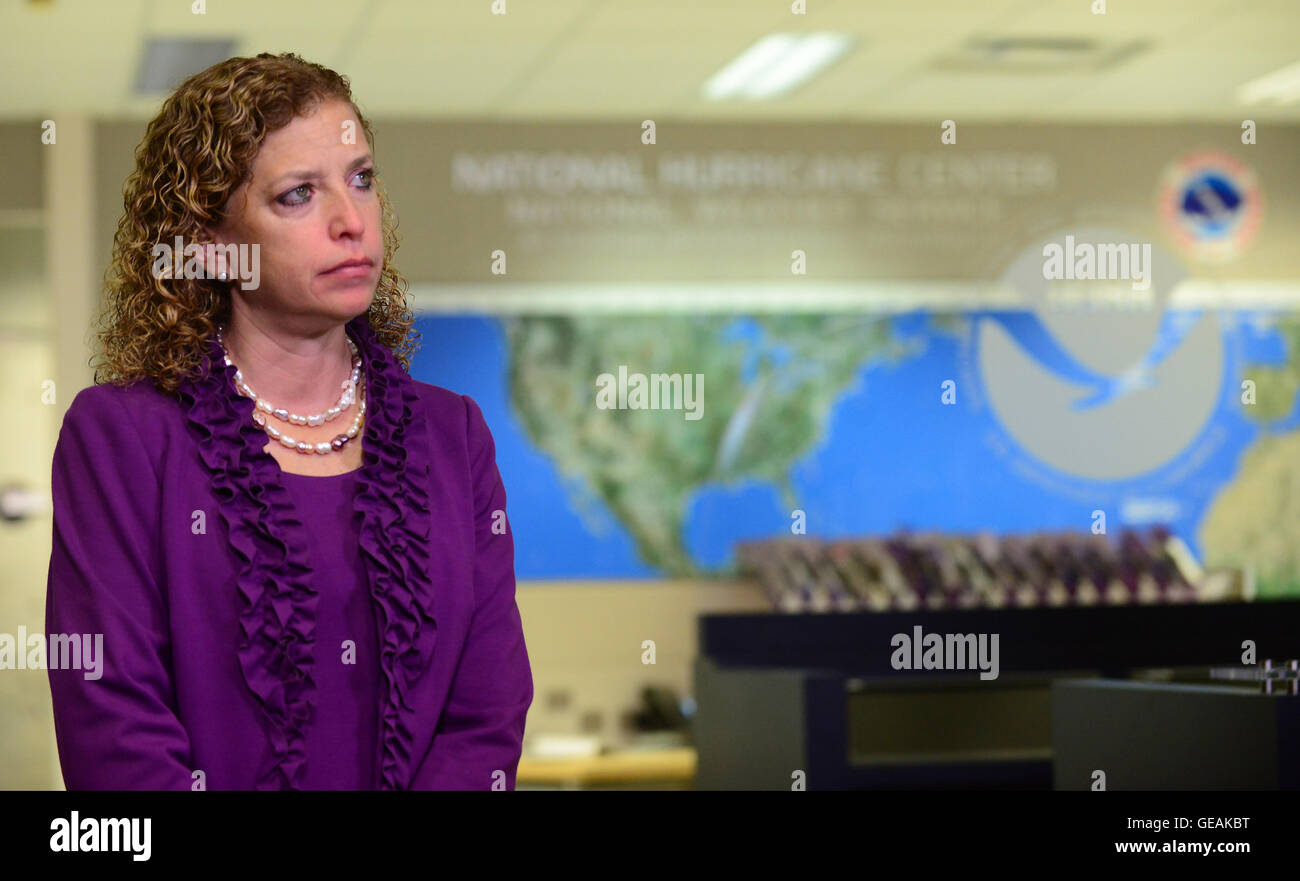 MIAMI, FL - 01 giugno: Debbie Wasserman Schultz U.S. Rappresentante (FL-23) assistere l'avvio di stagione degli uragani news conferenza in occasione del NOAA National Hurricane Center su Giugno 01, 2015 a Miami Beach, in Florida. Credito: MPI10 / MediaPunch Foto Stock