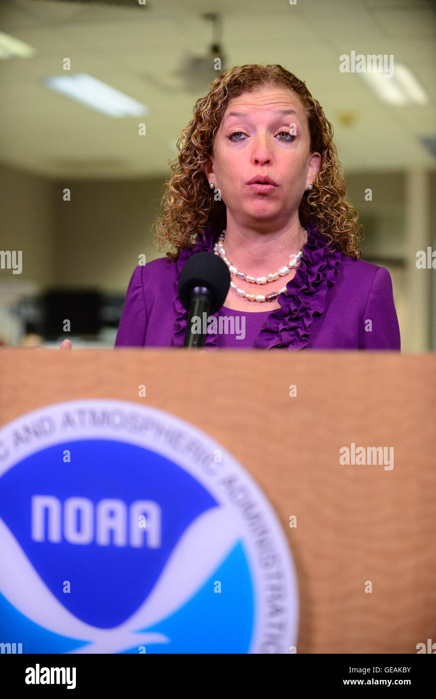 MIAMI, FL - 01 giugno: Debbie Wasserman Schultz U.S. Rappresentante (FL-23) assistere l'avvio di stagione degli uragani news conferenza in occasione del NOAA National Hurricane Center su Giugno 01, 2015 a Miami Beach, in Florida. Credito: MPI10 / MediaPunch Foto Stock