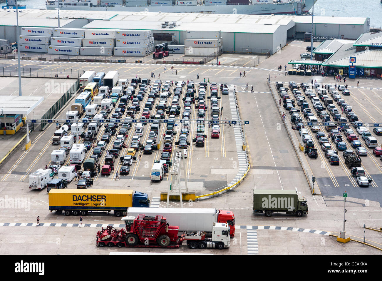 Auto in attesa nelle corsie di traffico per imbarcarsi sui traghetti, durante 8-10 ore di ritardi in fase di servire le interruzioni a causa di problemi con il francese giustapposti controllo di frontiera a Dover Harbour, in Inghilterra durante il weekend del 23-24 luglio 2016. Foto Stock