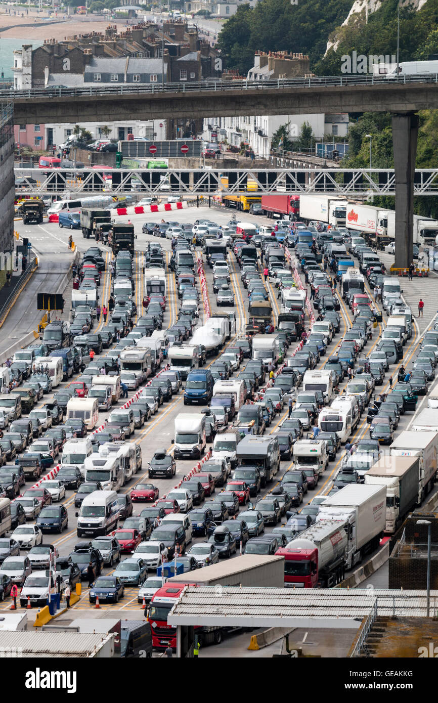Coda di traffico. 10 corsie di traffico in coda per controlli di frontiera al porto inglese di dover in alta temperatura estiva. Servizio di disturbo al controllo giustapposto della frontiera francese al porto dei traghetti di dover. Foto Stock