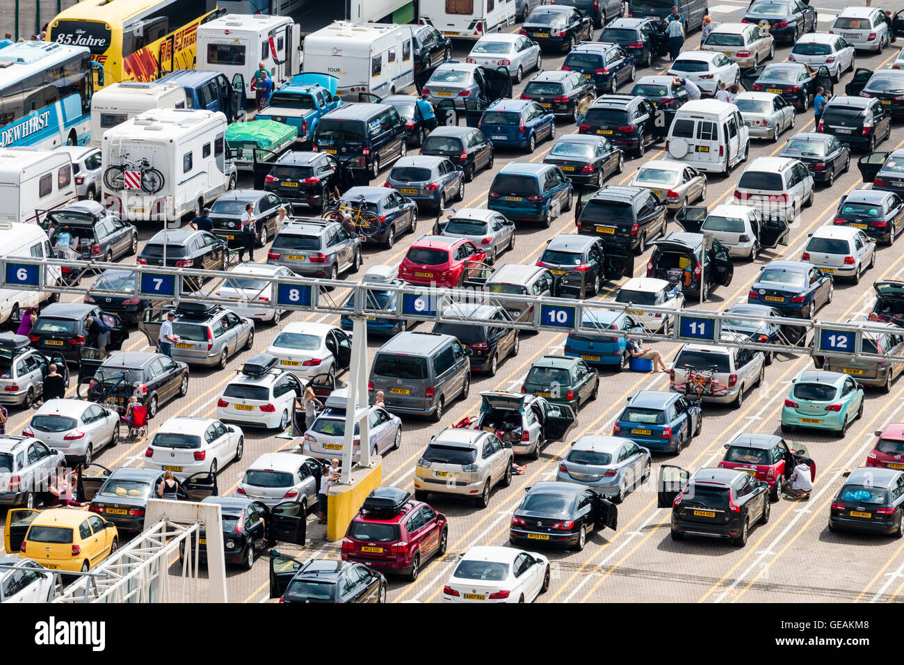 Auto in attesa nelle corsie di traffico per imbarcarsi sui traghetti, durante 8-10 ore di ritardi in fase di servire le interruzioni a causa di problemi con il francese giustapposti controllo di frontiera a Dover Harbour, in Inghilterra durante il weekend del 23-24 luglio 2016. Foto Stock