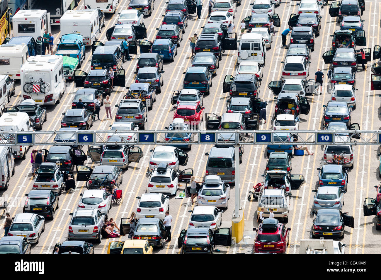 Auto in attesa nelle corsie di traffico per imbarcarsi sui traghetti, durante 8-10 ore di ritardi in fase di servire le interruzioni a causa di problemi con il francese giustapposti controllo di frontiera a Dover Harbour, in Inghilterra durante il weekend del 23-24 luglio 2016. Foto Stock