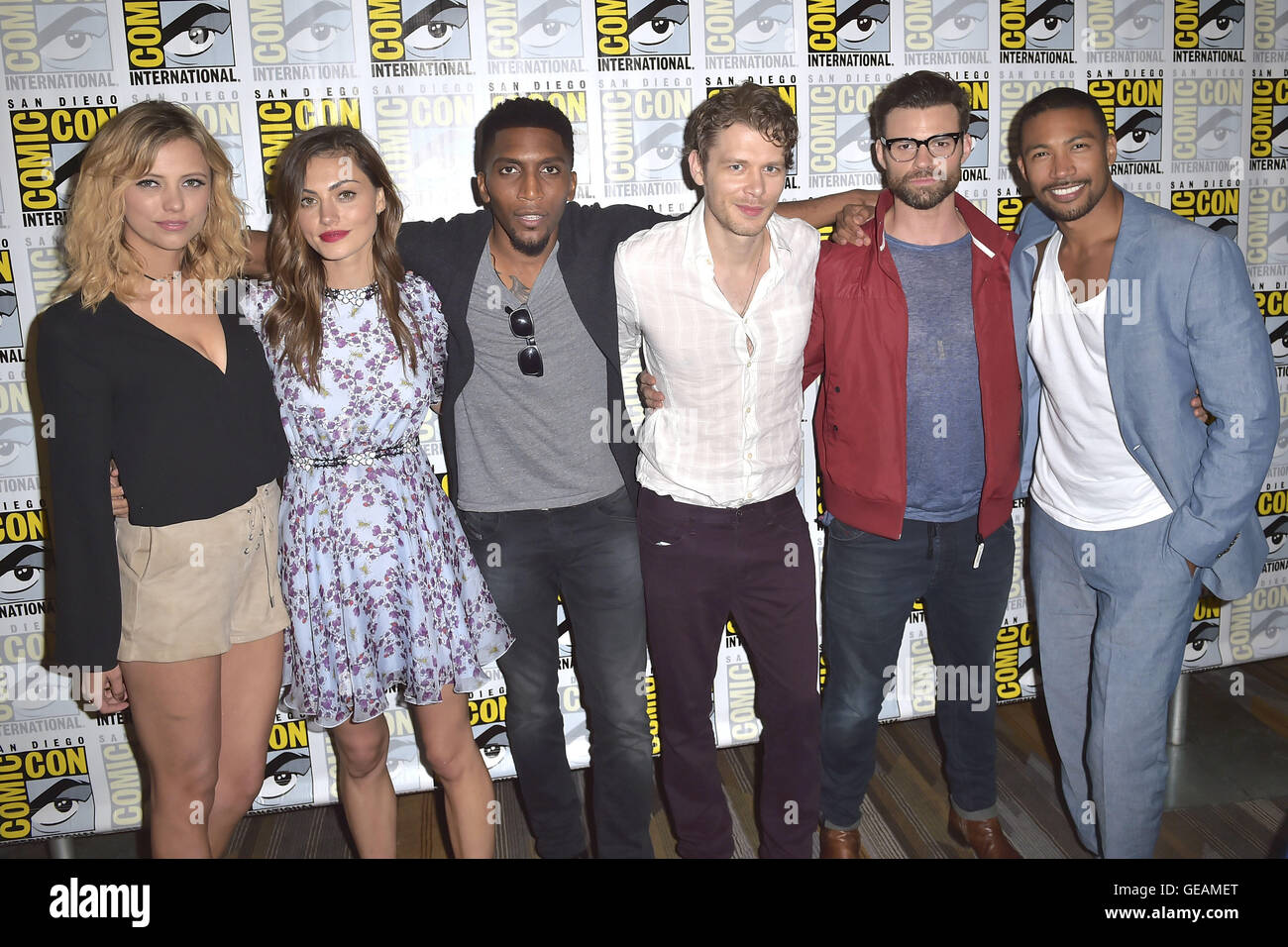 San Diego, Stati Uniti d'America. 23 Luglio, 2016. Jenna Johnson, Phoebe Tonkin, Yusuf Gatewood, Joseph Morgan, Daniel Gillies und Charles Michael Davis a un photocall per TV-Serie 'Originali' durante il San Diego Comic-Con 2016 Internazionale presso l'Hilton Bayfront Hotel. San Diego, 23.07.2016 | Verwendung weltweit/picture alliance © dpa/Alamy Live News Foto Stock