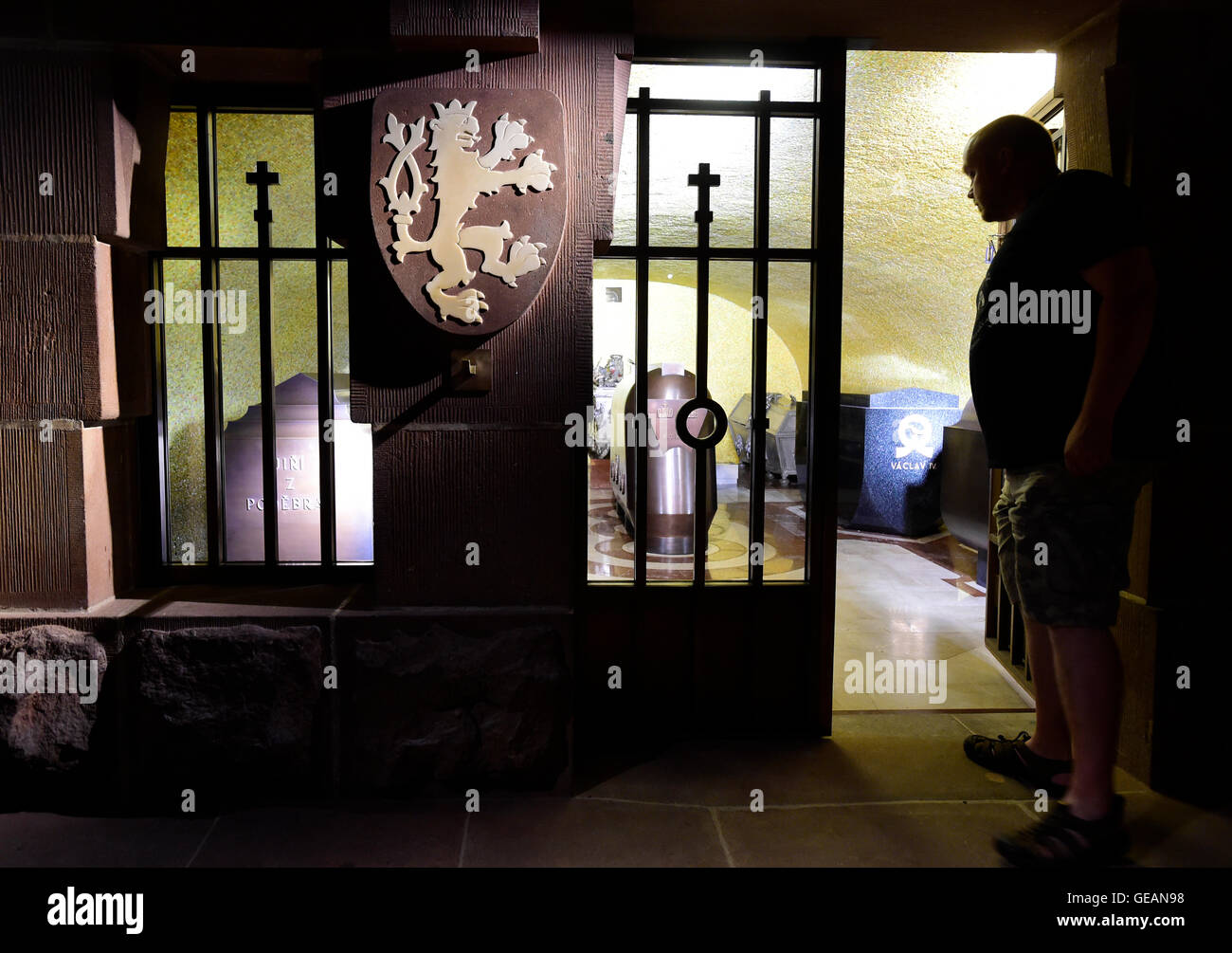 Il royal camera di sepoltura nella zona della metropolitana della Cattedrale di San Vito al Castello di Praga, Praga, Repubblica ceca, 21 luglio 2016. Il royal camera di sepoltura nella zona della metropolitana della Cattedrale di San Vito nel Castello di Praga è stata riaperta dopo lavori di ricostruzione che è durata quattro mesi e il costo di circa sei milioni di corone.di nuova aria condizionata e sistemi di illuminazione sono stati installati in tale area. Il piuttosto brutto grigio architravi in cemento del soffitto sono state soppresse. I frammenti di parete sono stati puliti e conservato e l'interno del royal vault, compresi i sarcofaghi e un mosaico in oro, Foto Stock