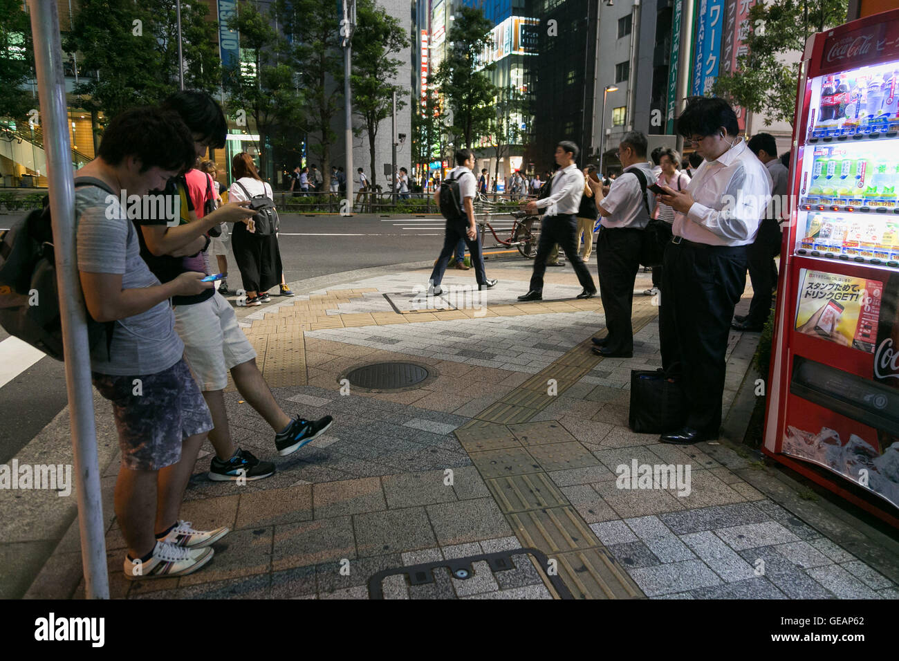 La gente Gioca Pokemon Vai a Tokyo di Akihabara quartiere sulla luglio 25, 2016, Tokyo, Giappone. Dopo il lancio di Pokemon Go, siti turistici e in estate gli organizzatori del festival sono app per ricordare agli utenti di rispetto di buone maniere e di essere a conoscenza delle persone intorno a loro. Nel frattempo JR East treno linea installato poster nella stazione di Shinjuku, una delle più trafficate del mondo, alla prudenza pendolari circa i pericoli di utilizzo di dispositivi mobili per giocare mentre si camminava nella stazione. © Rodrigo Reyes Marin/AFLO/Alamy Live News Foto Stock