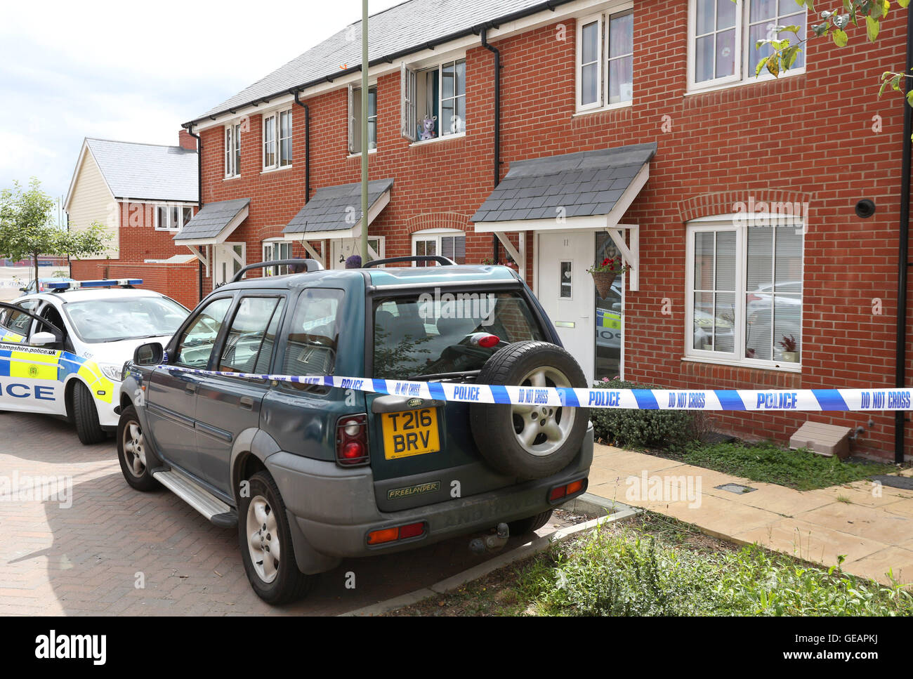 Romsey, Hampshire, Regno Unito. Xxv Luglio, 2016. Una donna che credono di essere il partner della donna è stato arrestato per sospetto di tentato omicidio dopo un accoltellato. Forze di polizia sono chiamati a rapporti di un alterco nel garrese Road, Romsey, a circa 11.05pm la scorsa notte. Due 45-anno-vecchio le donne sono state prese a Southampton General Hospital con stab ferite e uno di loro è stato arrestato per sospetto di tentato omicidio. Lei è attualmente sotto la protezione della polizia in ospedale. La polizia dice i danni subiti da entrambe le donne non sono pensati per essere in pericolo di vita. Credito: uknip/Alamy Live News Foto Stock