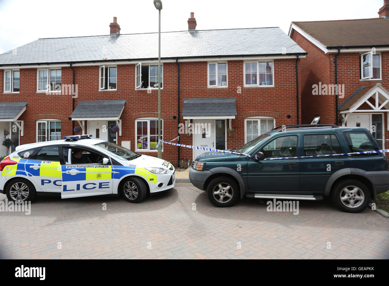 Romsey, Hampshire, Regno Unito. Xxv Luglio, 2016. Una donna che credono di essere il partner della donna è stato arrestato per sospetto di tentato omicidio dopo un accoltellato. Forze di polizia sono chiamati a rapporti di un alterco nel garrese Road, Romsey, a circa 11.05pm la scorsa notte. Due 45-anno-vecchio le donne sono state prese a Southampton General Hospital con stab ferite e uno di loro è stato arrestato per sospetto di tentato omicidio. Lei è attualmente sotto la protezione della polizia in ospedale. La polizia dice i danni subiti da entrambe le donne non sono pensati per essere in pericolo di vita. Credito: uknip/Alamy Live News Foto Stock