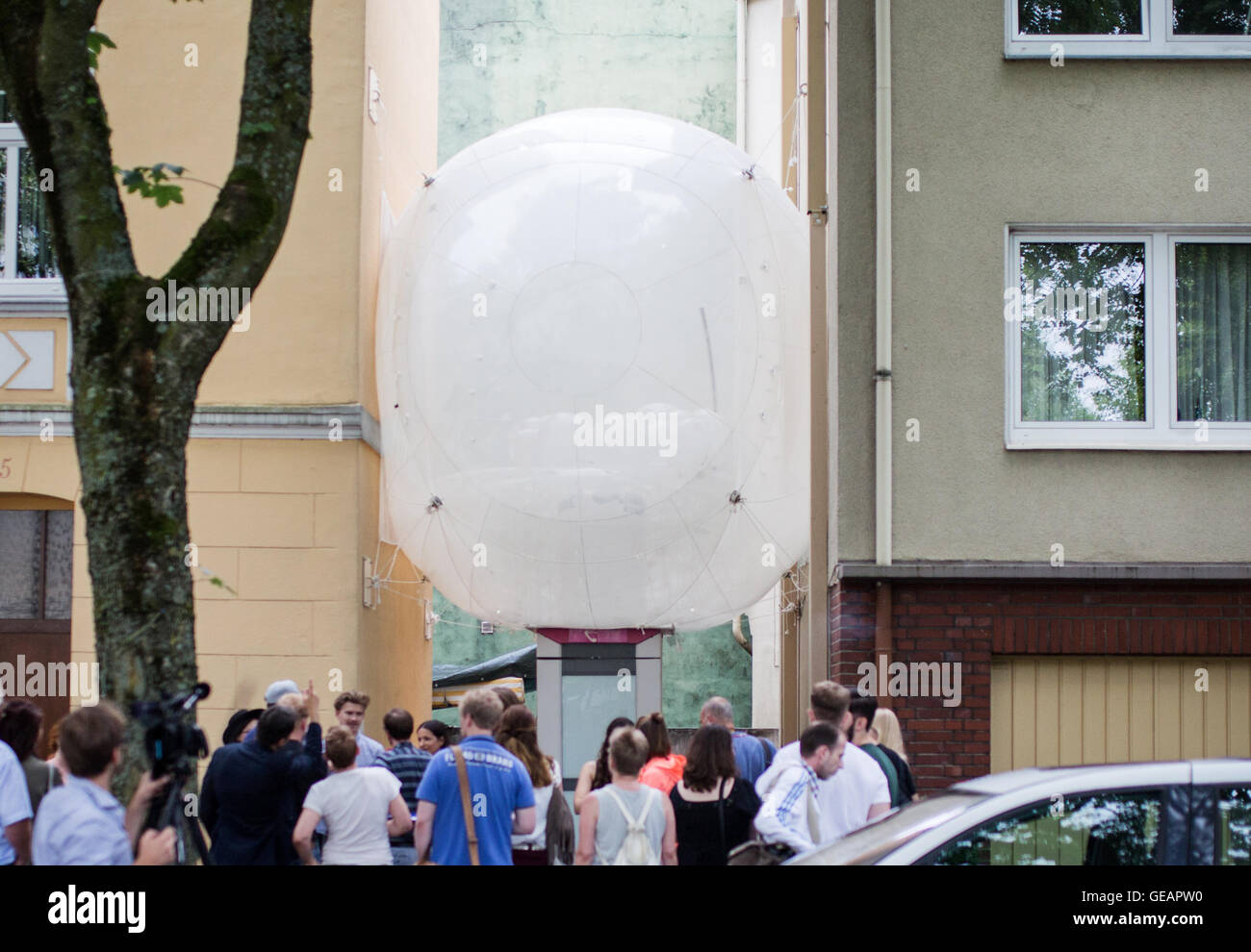 Bochum, Germania. 23 Luglio, 2016. Una sorta di bolla può essere visto tra due case a Bochum, Germania, 23 luglio 2016. Il venerdì, agli studenti di architettura di Bochum ha iniziato un esperimento sul futuro delle case dello studente. Hanno installato una sorta di bolla fatta di plastica traslucida nella stretta intercapedine tra due case plurifamiliari, uno spazio di circa tre metri, che possono essere immessi utilizzando una scala su una cabina telefonica che è stato convertito in una doccia. Foto: MARCEL KUSCH/dpa/Alamy Live News Foto Stock