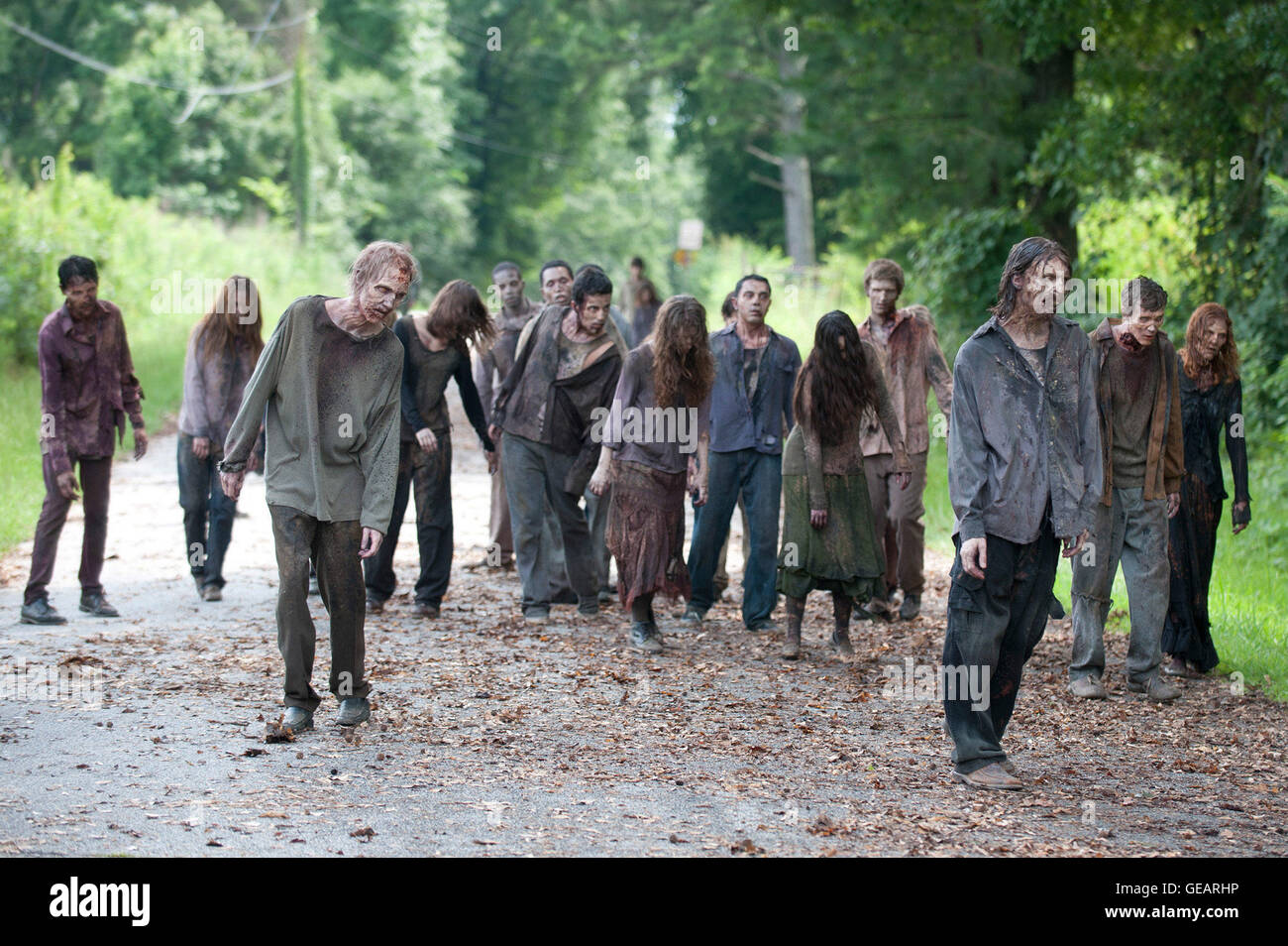 Dispensa - un handout picture reso disponibile il 25 Luglio 2016 da AMC raffigura gli zombie in una scena di The Walking Dead datata (foto). Questo anno RTL II è l'invio di zombie attraverso la televisione tedesca da parte del cliente. Foto: pagina di Gene/TWD productions LLC la cortesia di AMC/dpa (attenzione i redattori: solo uso editoriale in connessione con la creazione di rapporti sulla serie e con sorgente obbligatorio Credit: Foto: Gene pagina/TWD productions LLC la cortesia di AMC/dpa) Foto Stock