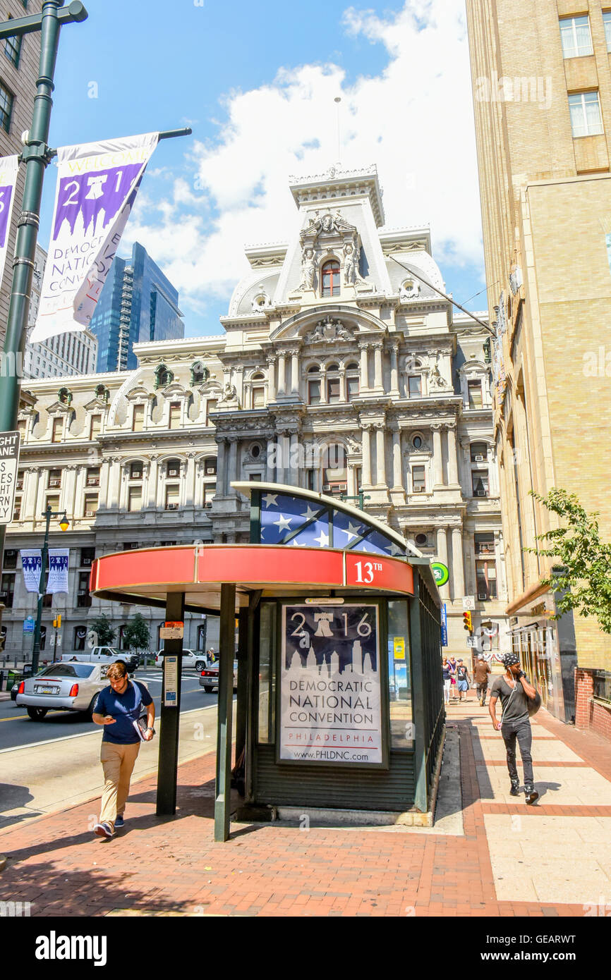 Philadelphia, Stati Uniti d'America. Xxv Luglio, 2016. Convenzione Nazionale Democratica di Philadelphia. Philadelphia residenti a piedi al di fuori di Filadelfia municipio della città come Bernie Sanders sostenitori iniziano ad arrivare Credito: Don Mennig/Alamy Live News Foto Stock
