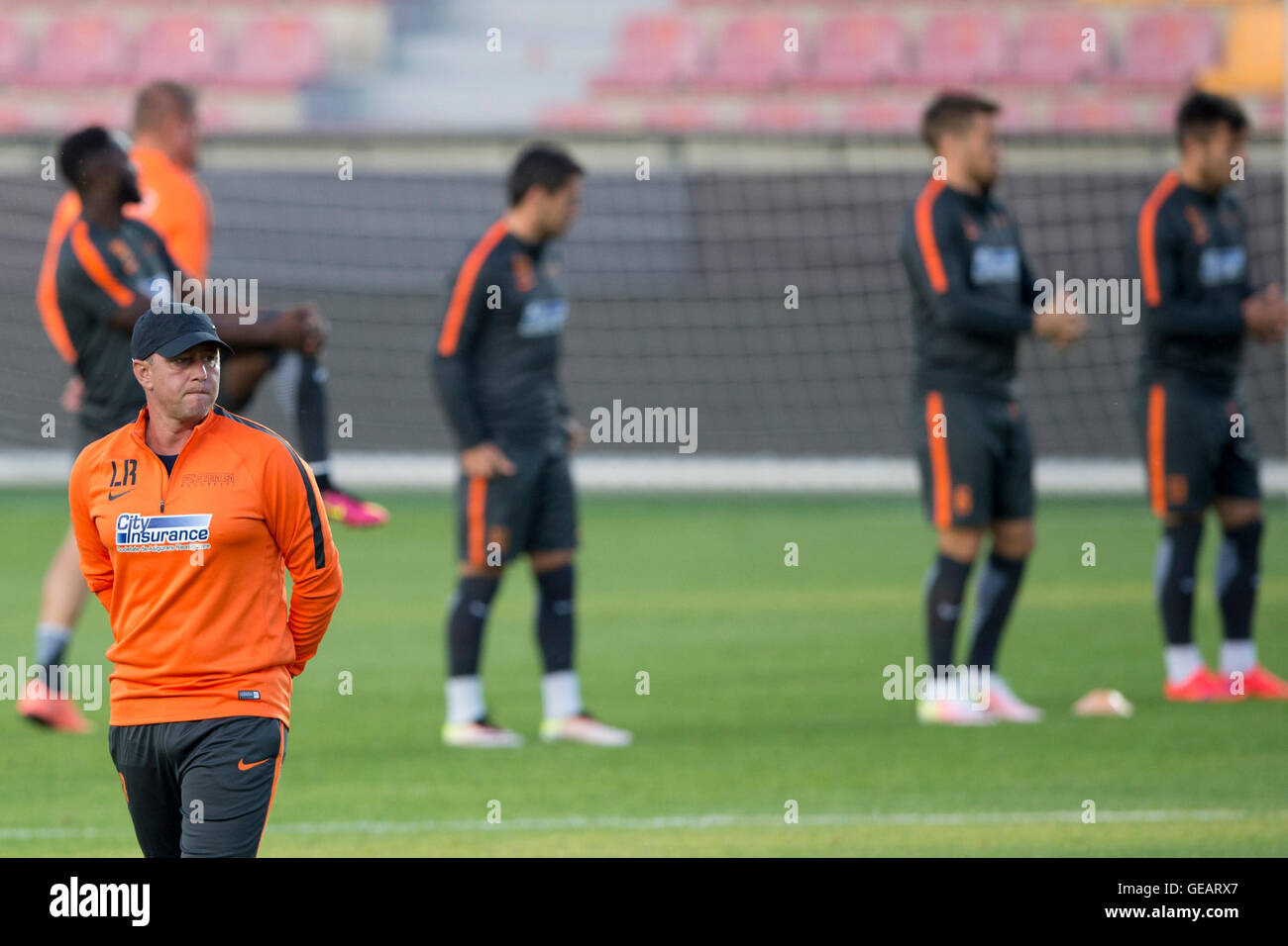 Allenatore della Steaua Bucarest LAURENTIU REGHECAMPF (sinistra) in azione durante la sessione di formazione prima del terzo turno di qualificazione del calcio Champions League, prima gamba: Sparta Praha vs Steaua Bucarest a Praga Repubblica Ceca, il 25 luglio 2016. (CTK foto/Michal Kamaryt) Foto Stock