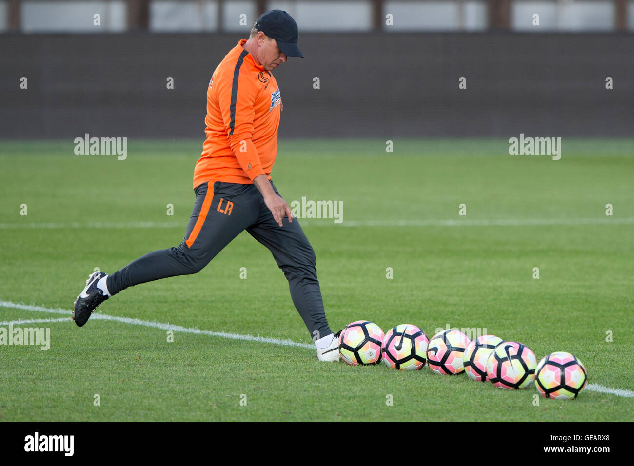 Allenatore della Steaua Bucarest LAURENTIU REGHECAMPF in azione durante la sessione di formazione prima del terzo turno di qualificazione del calcio Champions League, prima gamba: Sparta Praha vs Steaua Bucarest a Praga Repubblica Ceca, il 25 luglio 2016. (CTK foto/Michal Kamaryt) Foto Stock