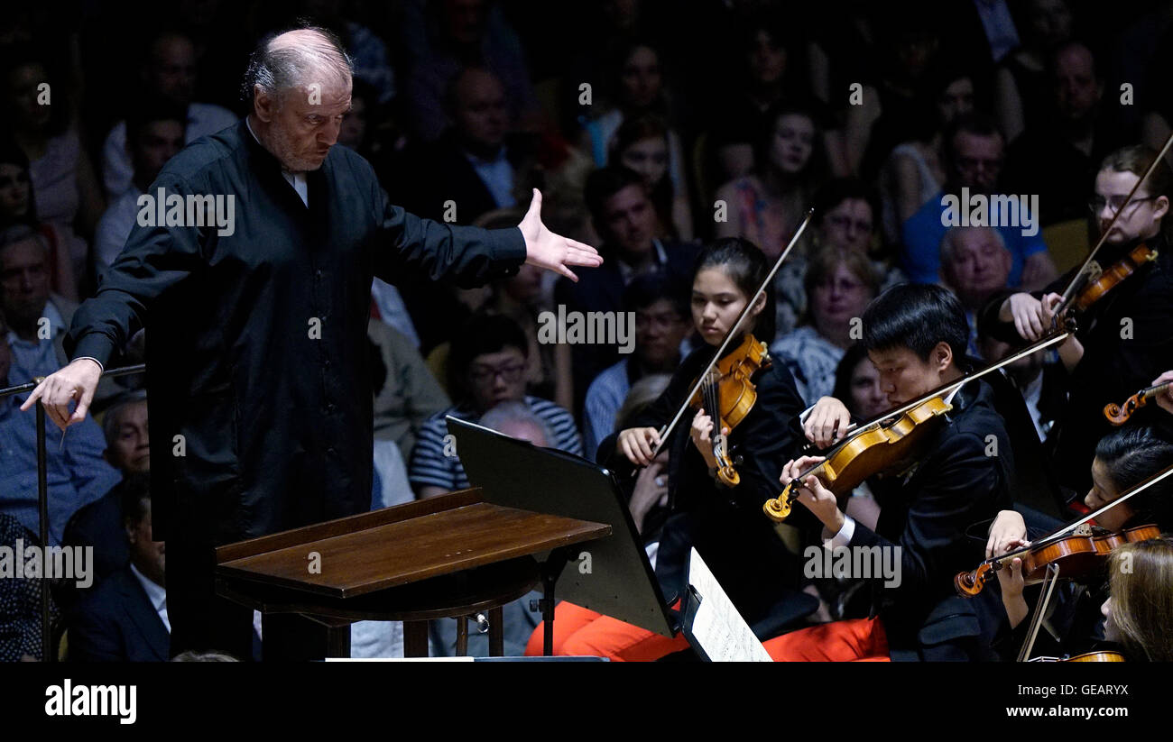 Casa Municipale di Praga. Xxv Luglio, 2016. Concerto della Carnegie Hall - National Youth Orchestra degli Stati Uniti d'America (NYO-USA) guidato da Valery Gergiev (nell'immagine) in Casa Municipale, Praga, Repubblica ceca, 25 luglio 2016. © Michal Dolezal/CTK foto/Alamy Live News Foto Stock