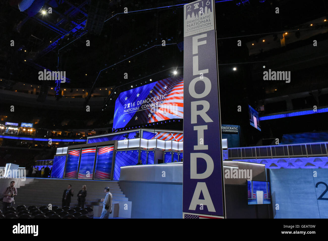 Philadelphia, Stati Uniti d'America. Xxv Luglio, 2016. Convenzione Nazionale Democratica in Philadelphia.La Florida stato delegato palo stand alla destra della Convenzione Nazionale Democratica fase Credito: Don Mennig/Alamy Live News Foto Stock