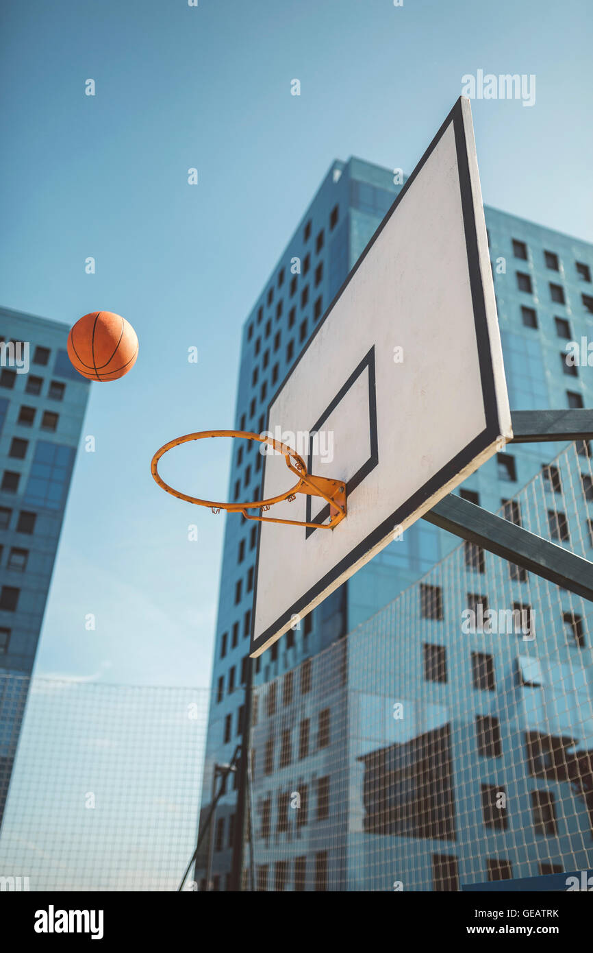 La pallacanestro volando verso hoop Foto Stock