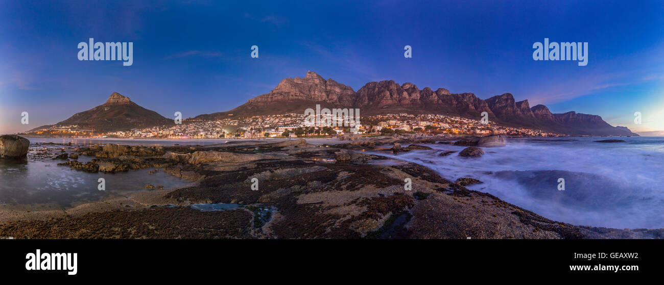 Sud Africa, Cape Town, Camps Bay, testa di leone e dodici apostoli la sera Foto Stock